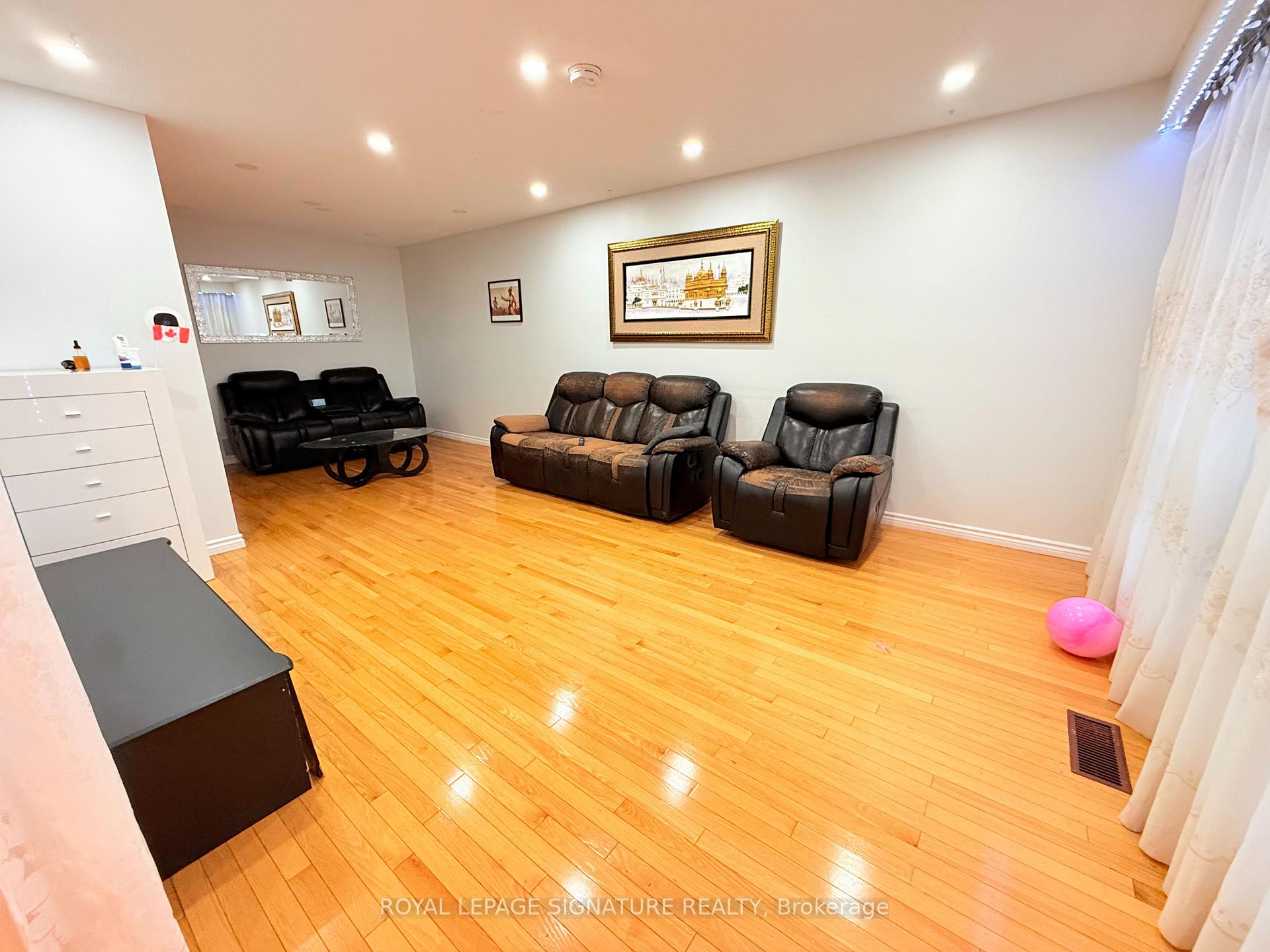 Photo 3 of 32 Madison Street, Brampton, Central Park — HOMEH