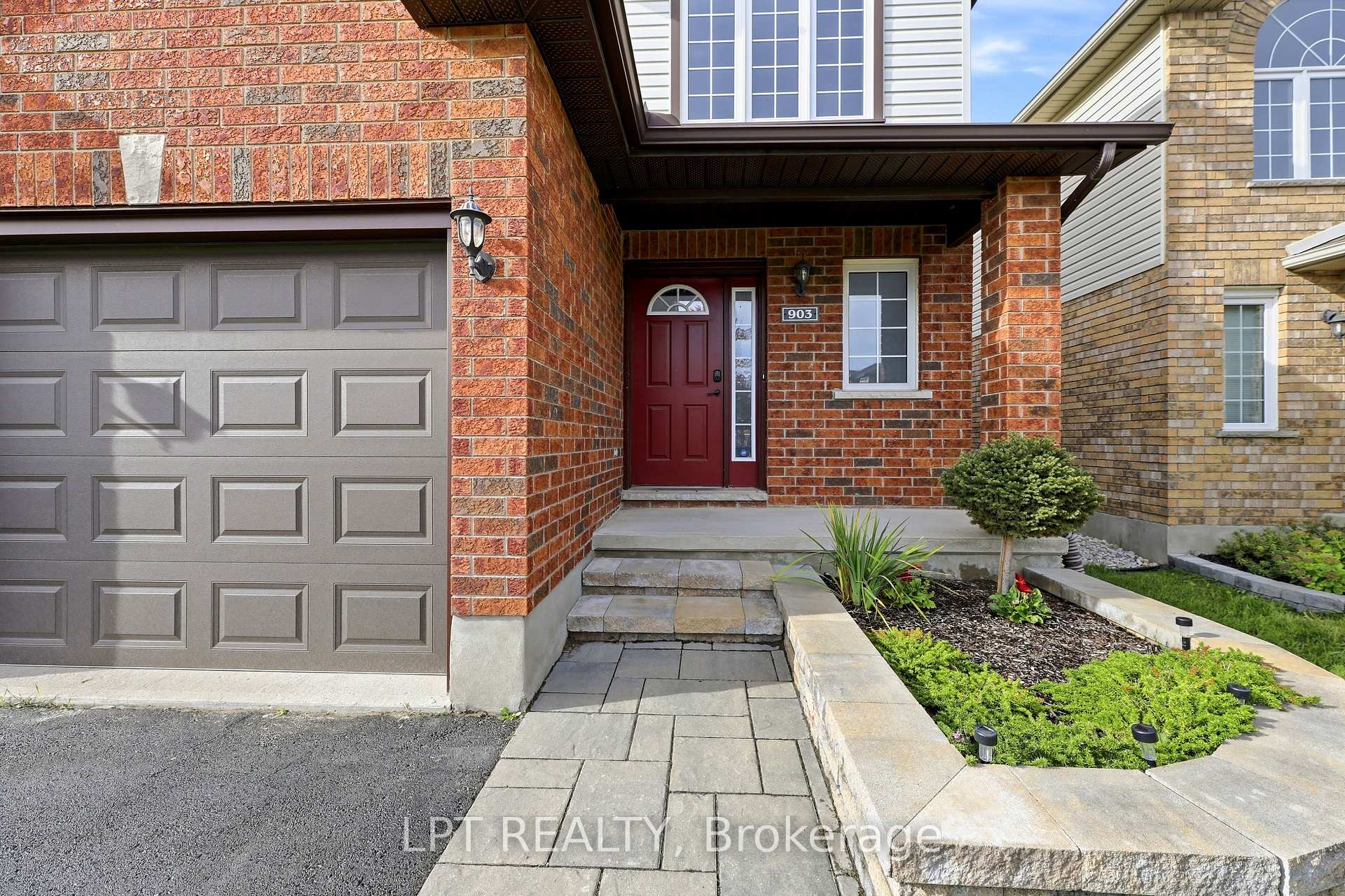 Photo 3 of 903 Bradshaw Crescent, London, North C — HOMEH