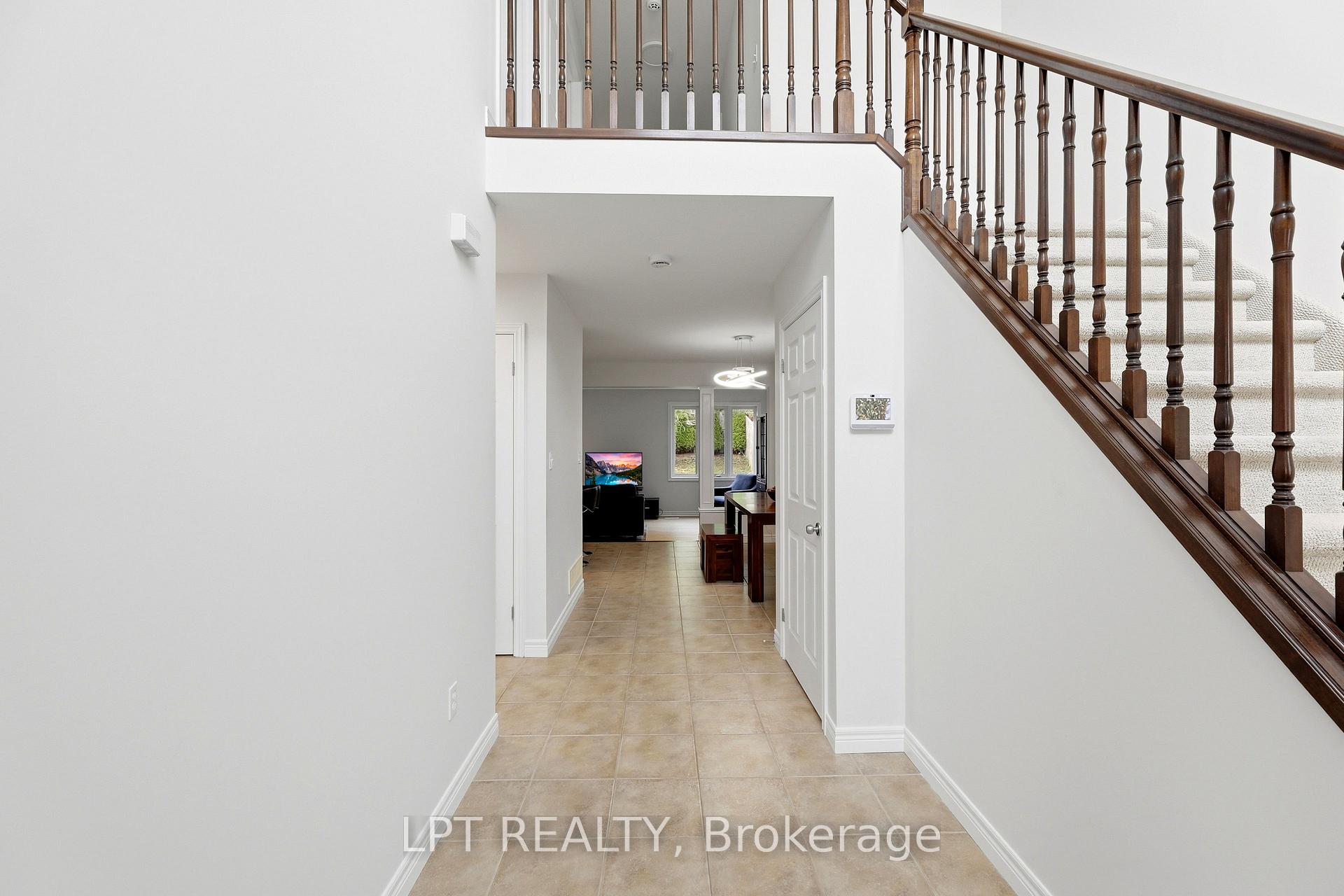 Photo 5 of 903 Bradshaw Crescent, London, North C — HOMEH