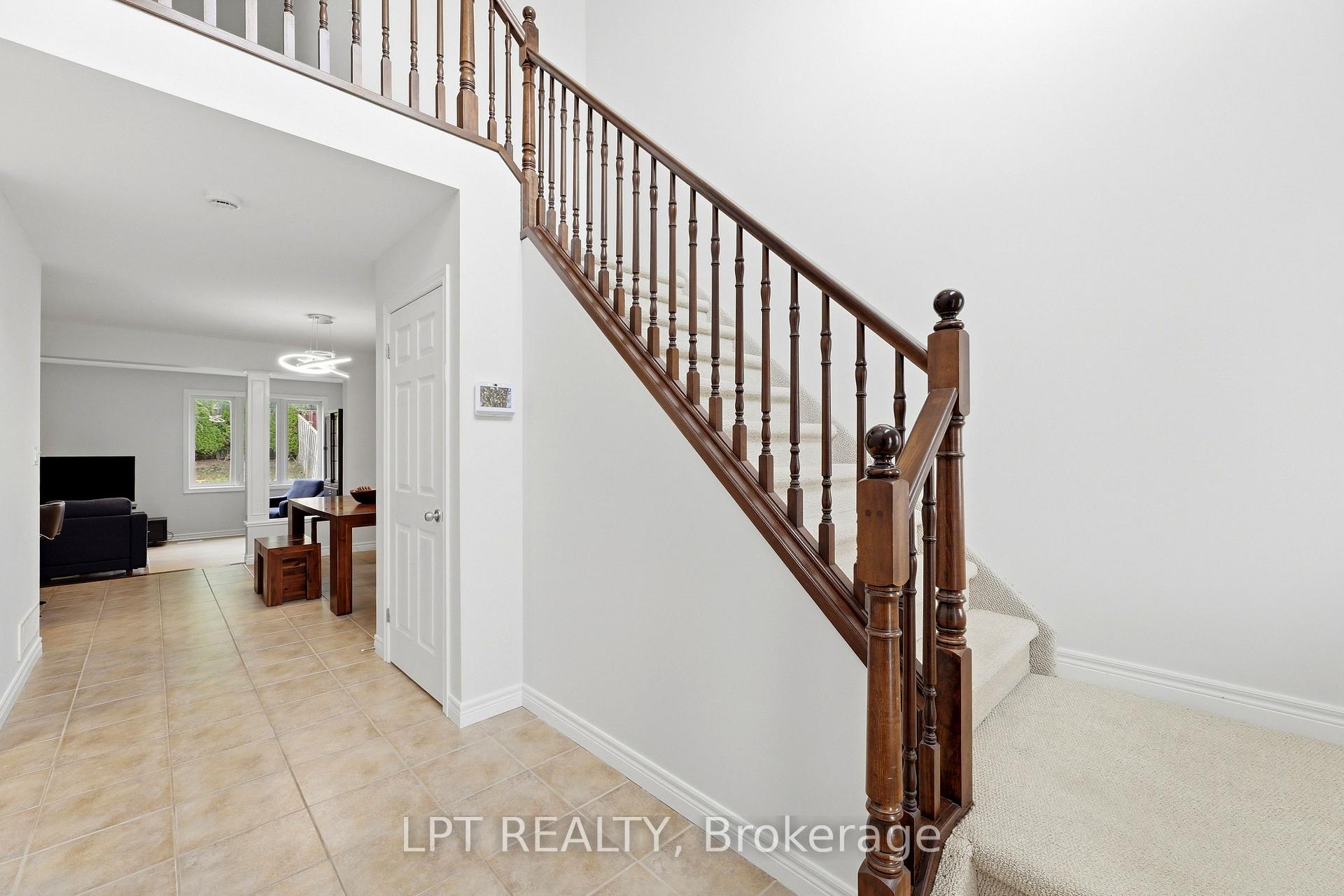 Photo 6 of 903 Bradshaw Crescent, London, North C — HOMEH