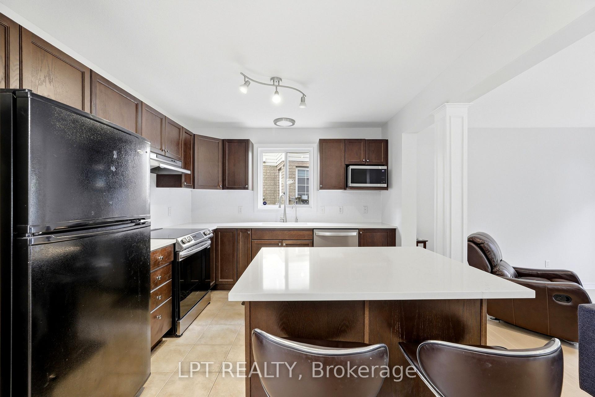 Photo 7 of 903 Bradshaw Crescent, London, North C — HOMEH