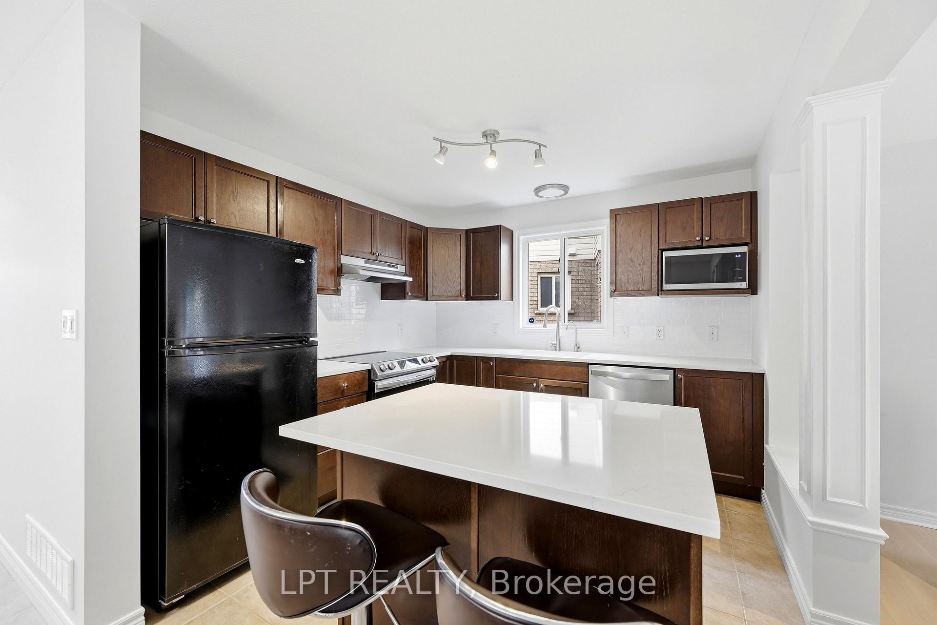 Photo 8 of 903 Bradshaw Crescent, London, North C — HOMEH