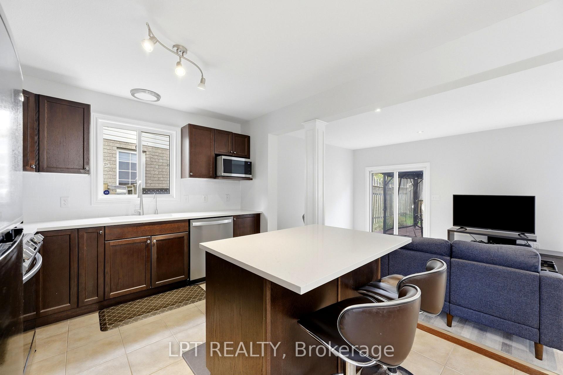 Photo 9 of 903 Bradshaw Crescent, London, North C — HOMEH
