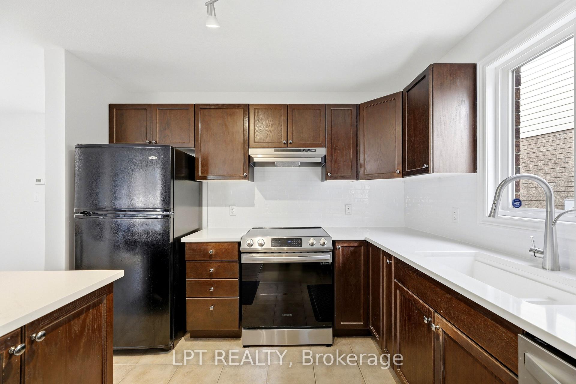 Photo 10 of 903 Bradshaw Crescent, London, North C — HOMEH
