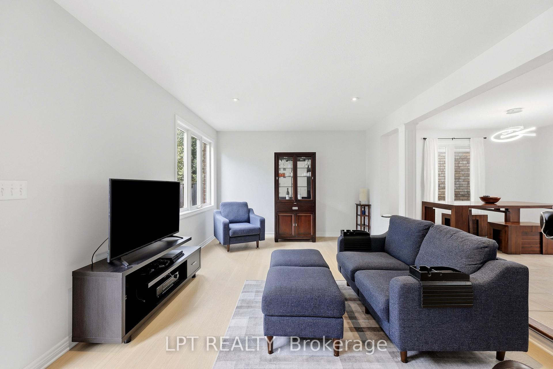 Photo 14 of 903 Bradshaw Crescent, London, North C — HOMEH