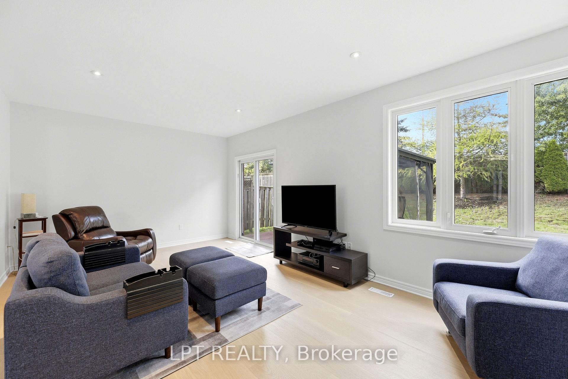 Photo 16 of 903 Bradshaw Crescent, London, North C — HOMEH
