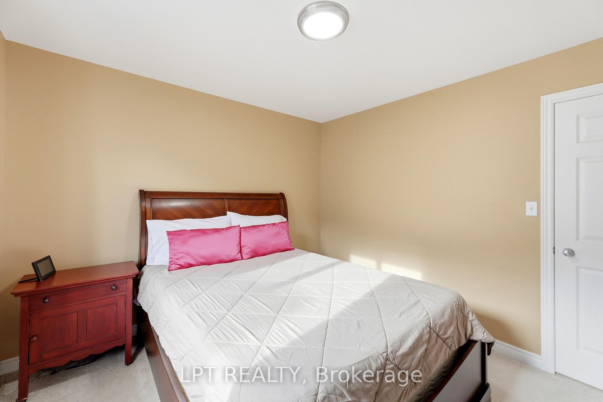 Photo 23 of 903 Bradshaw Crescent, London, North C — HOMEH