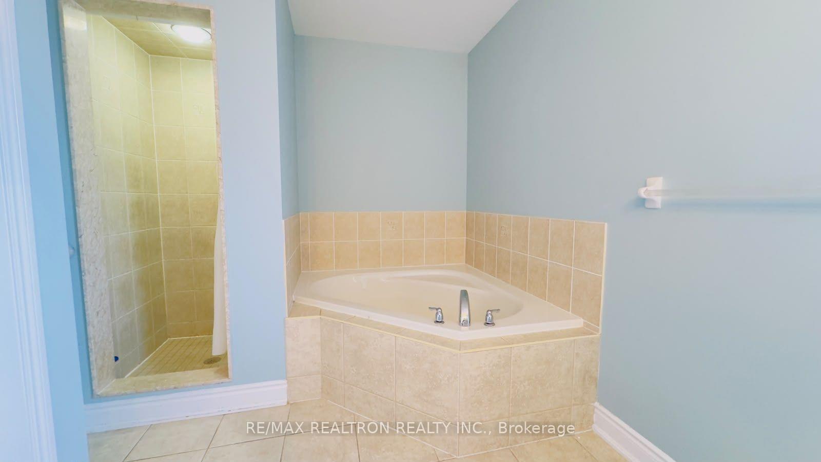Photo 11 of 17D Hobden Place, Etobicoke, Willowridge-Martingrove-Richview — HOMEH