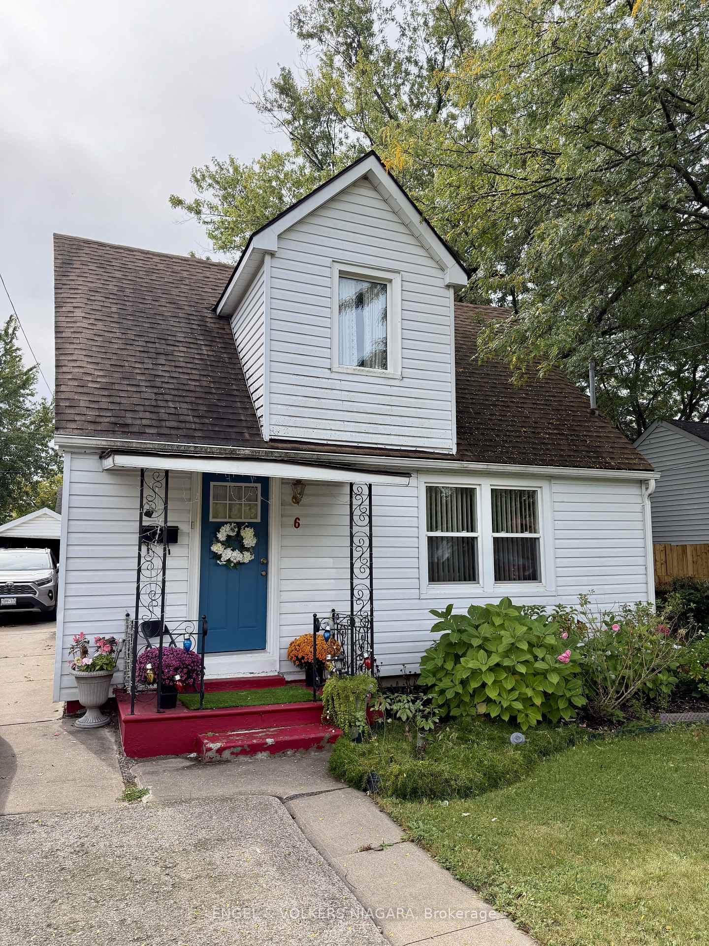 Photo 2 of 6 Glen Avenue, St. Catharines, Western Hill — HOMEH