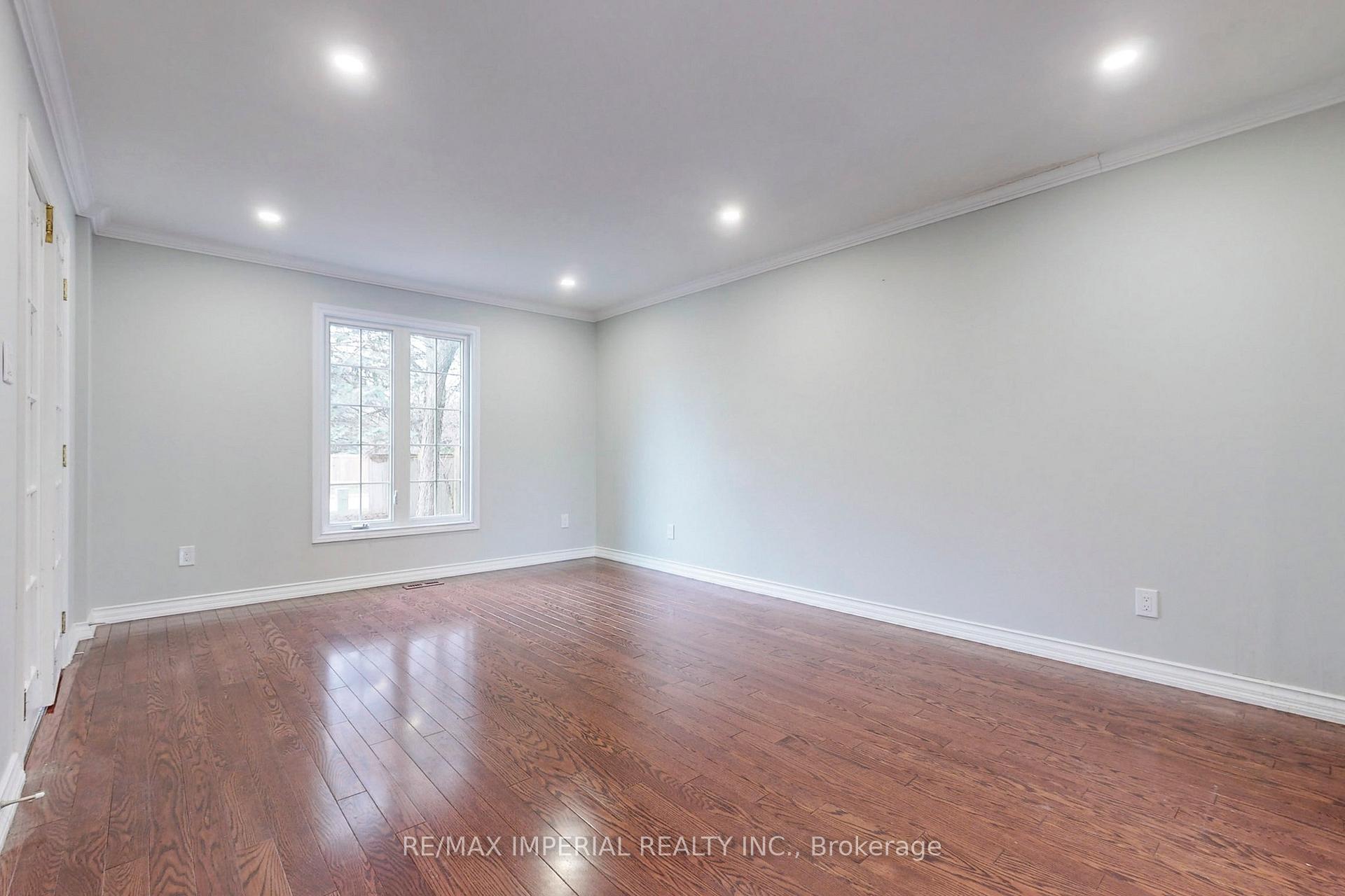 Photo 3 of 2 Craigleith Crescent, Richmond Hill, Oak Ridges Lake Wilcox — HOMEH