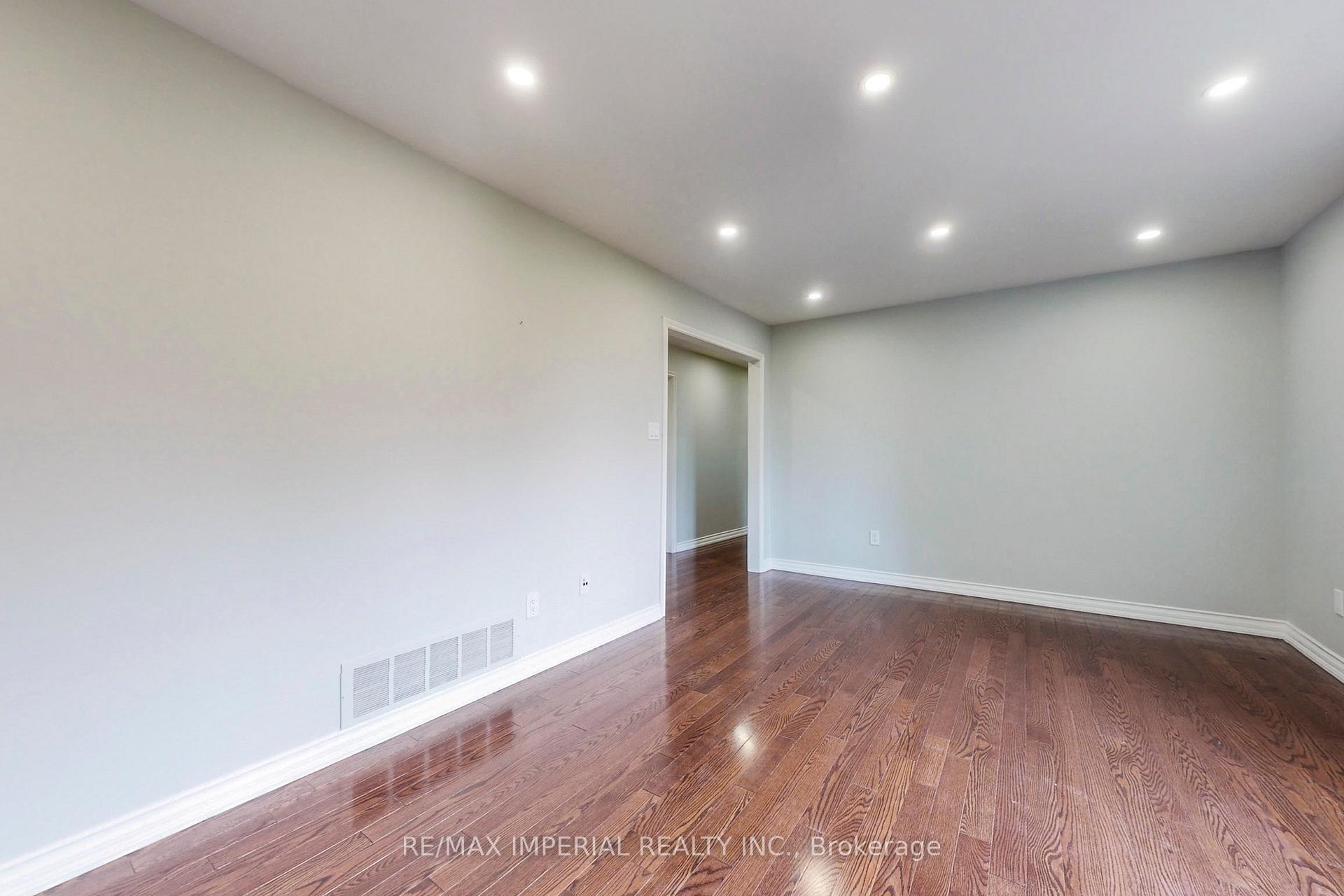 Photo 10 of 2 Craigleith Crescent, Richmond Hill, Oak Ridges Lake Wilcox — HOMEH