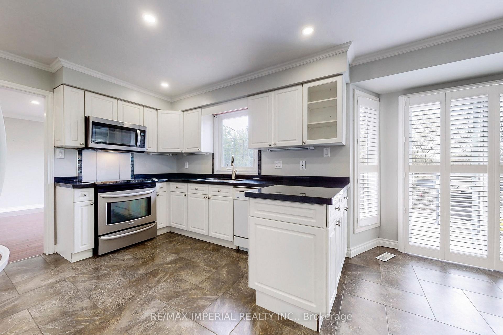 Photo 11 of 2 Craigleith Crescent, Richmond Hill, Oak Ridges Lake Wilcox — HOMEH