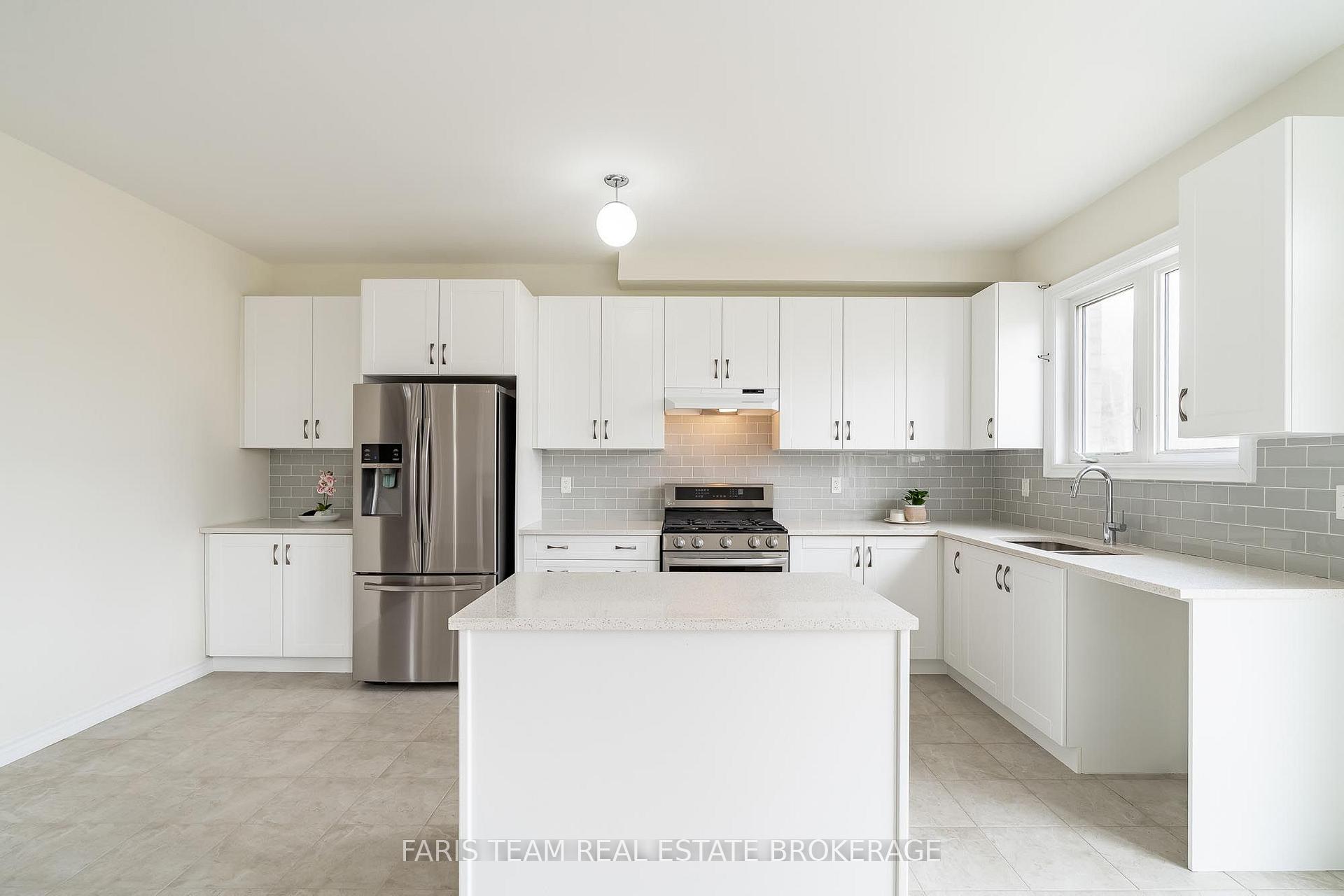 Photo 6 of 33 Pearl Street, Wasaga Beach — HOMEH