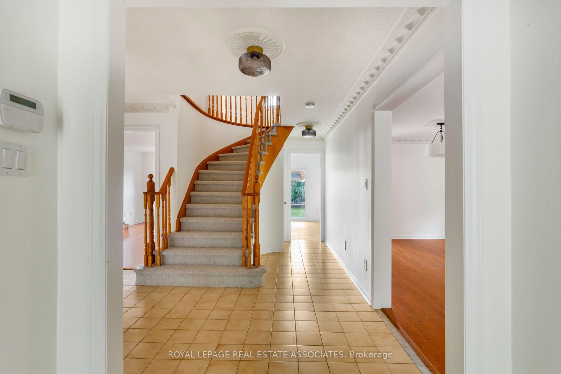 Photo 5 of 1410 Wakehurst Crescent, Oakville, Clearview — HOMEH
