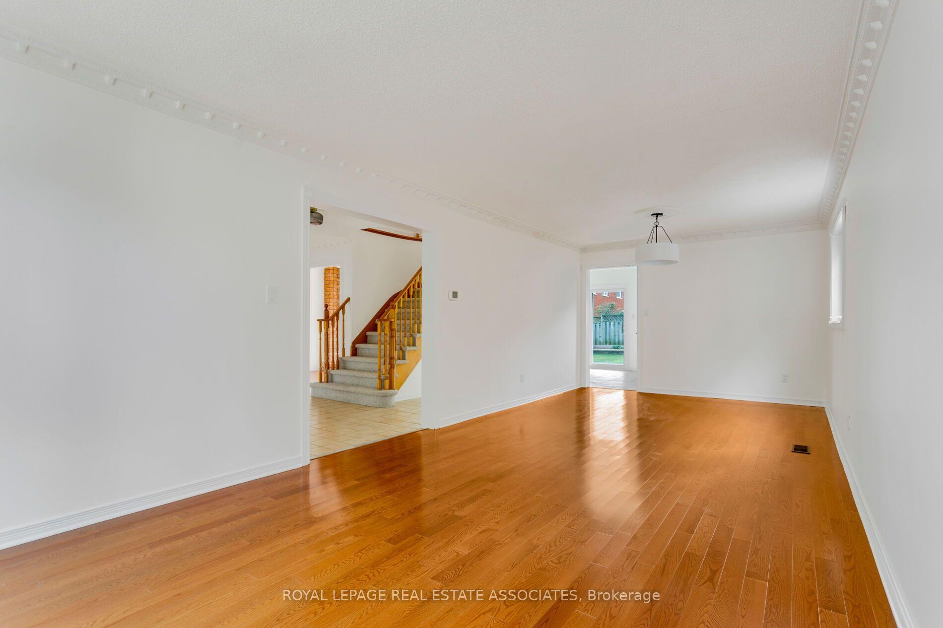 Photo 9 of 1410 Wakehurst Crescent, Oakville, Clearview — HOMEH