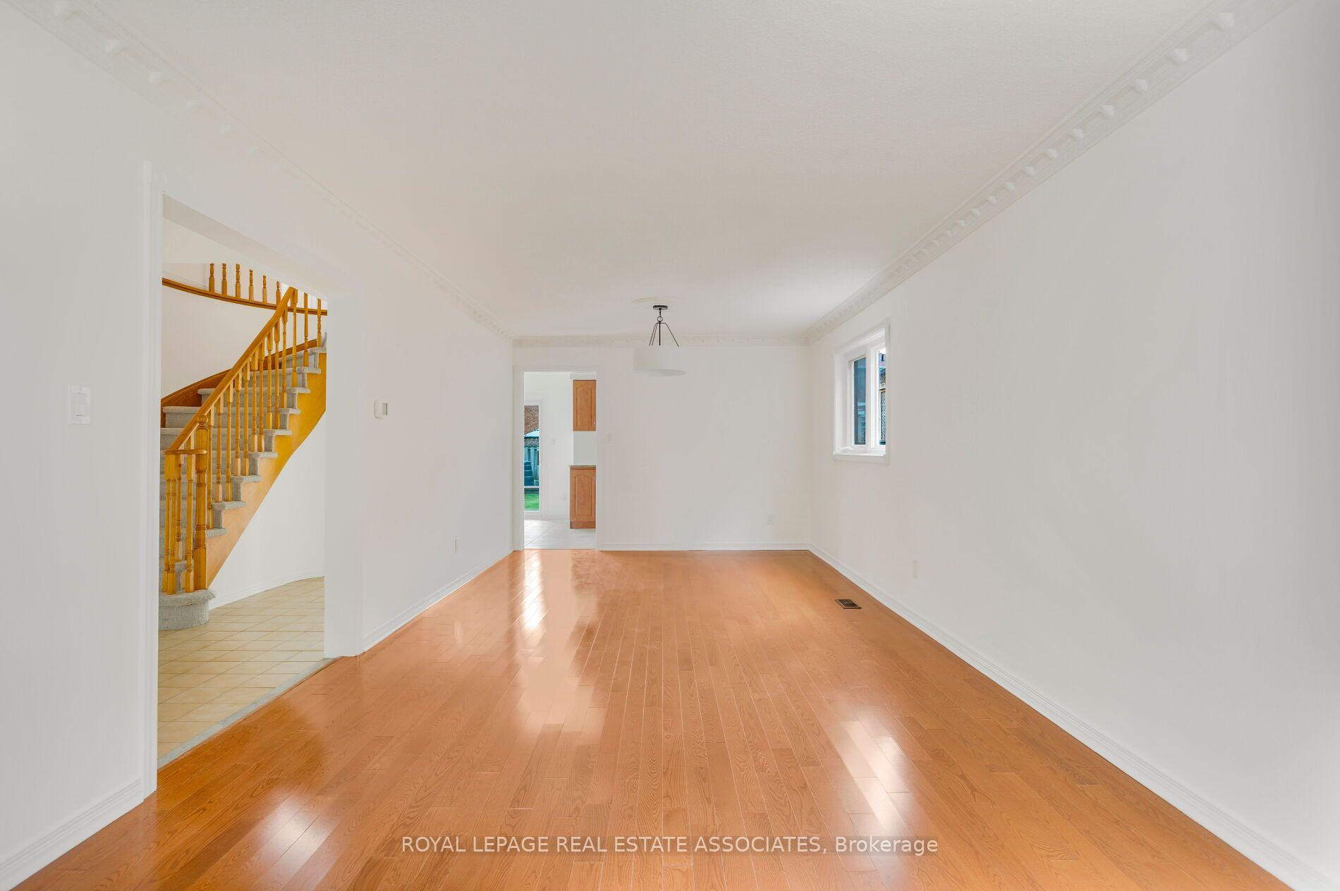 Photo 10 of 1410 Wakehurst Crescent, Oakville, Clearview — HOMEH