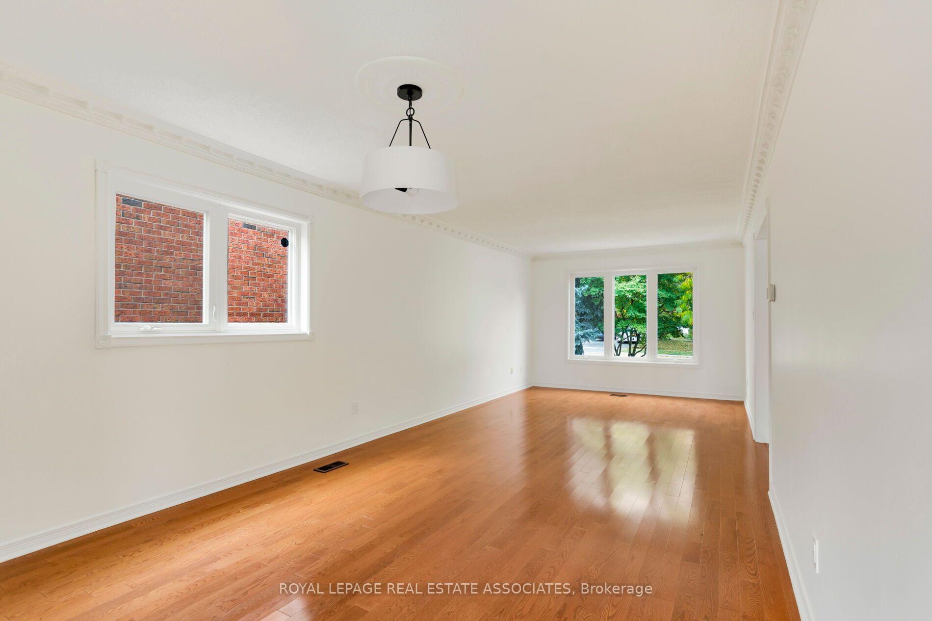 Photo 12 of 1410 Wakehurst Crescent, Oakville, Clearview — HOMEH