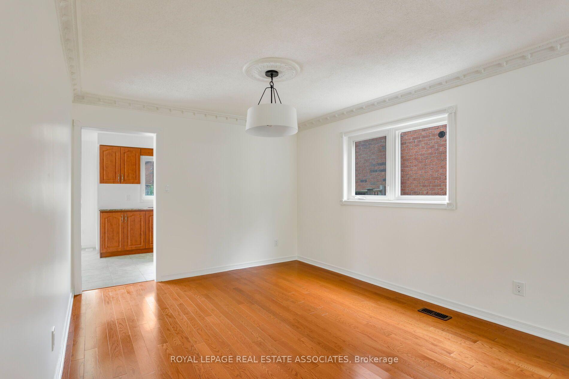 Photo 13 of 1410 Wakehurst Crescent, Oakville, Clearview — HOMEH