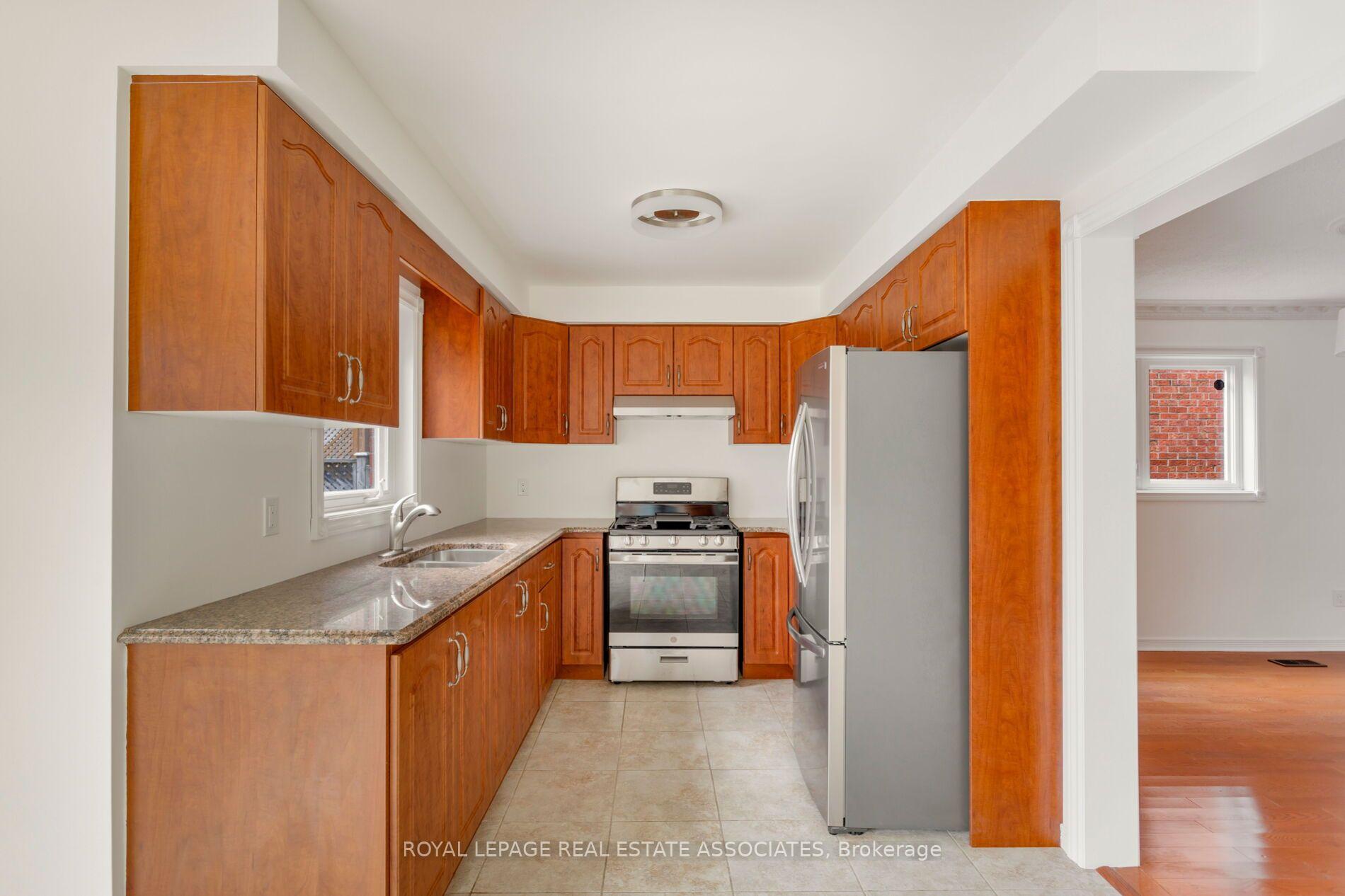 Photo 14 of 1410 Wakehurst Crescent, Oakville, Clearview — HOMEH