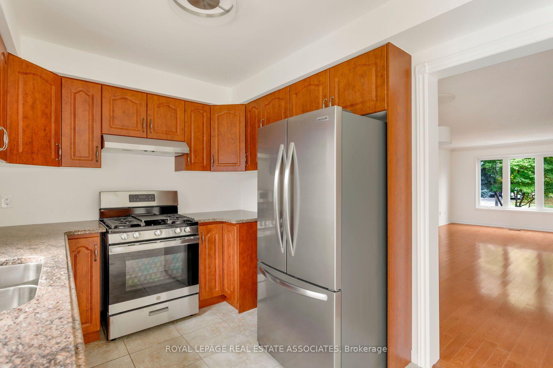 Photo 15 of 1410 Wakehurst Crescent, Oakville, Clearview — HOMEH