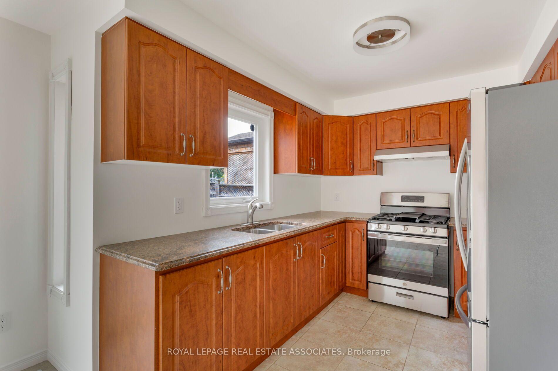 Photo 16 of 1410 Wakehurst Crescent, Oakville, Clearview — HOMEH