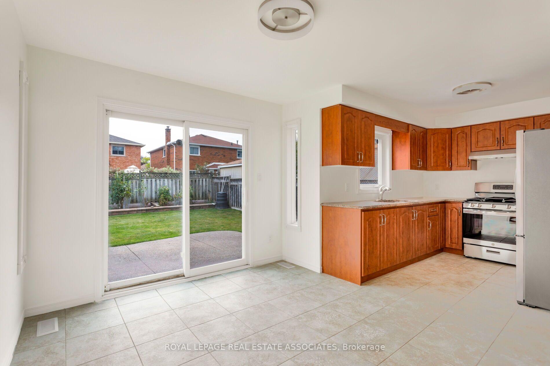 Photo 18 of 1410 Wakehurst Crescent, Oakville, Clearview — HOMEH