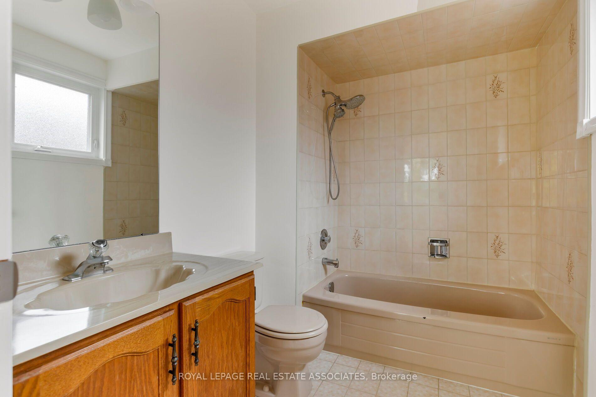 Photo 33 of 1410 Wakehurst Crescent, Oakville, Clearview — HOMEH