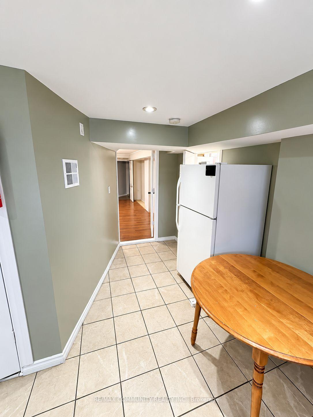 Photo 3 of 75 Kootenay Crescent, Scarborough, Bendale — HOMEH