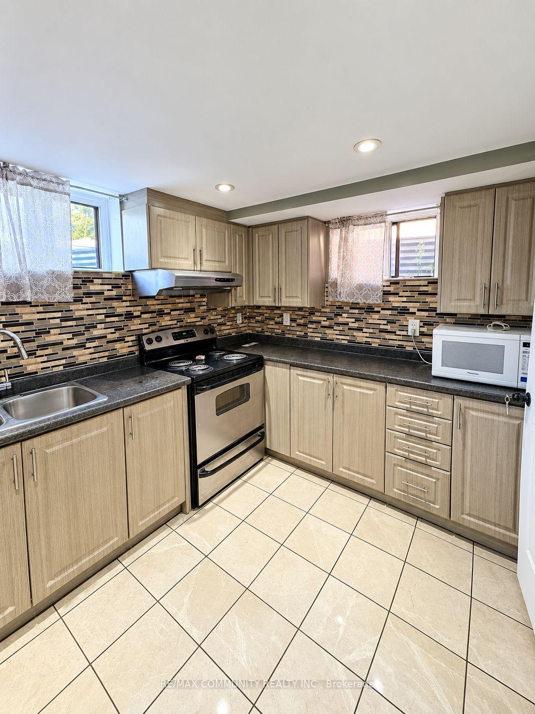 Photo 8 of 75 Kootenay Crescent, Scarborough, Bendale — HOMEH