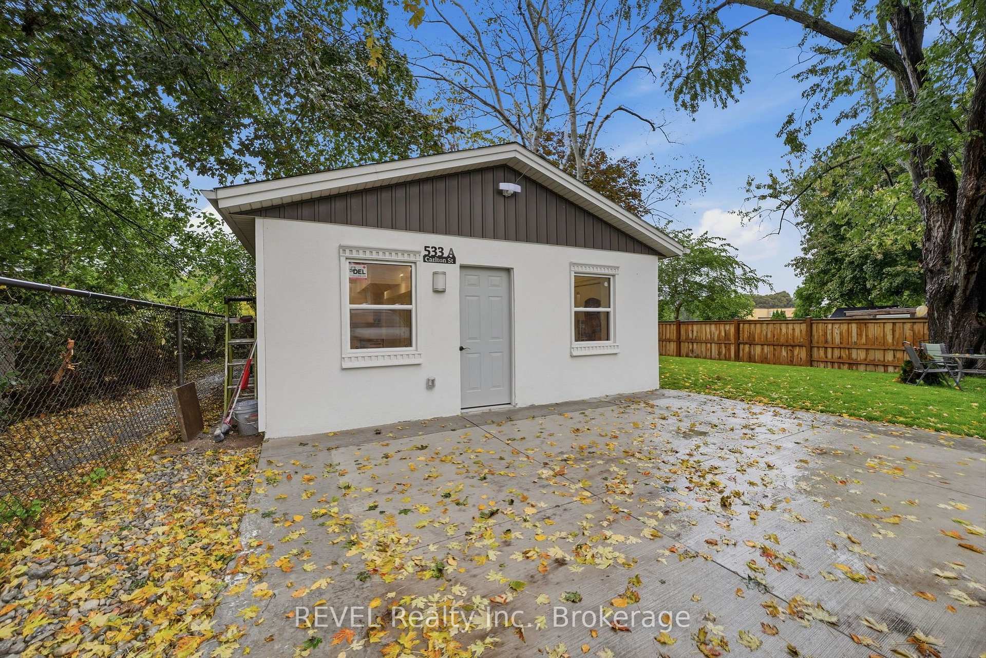 Photo 2 of 533A Carlton Street, St. Catharines, Carlton/Bunting — HOMEH