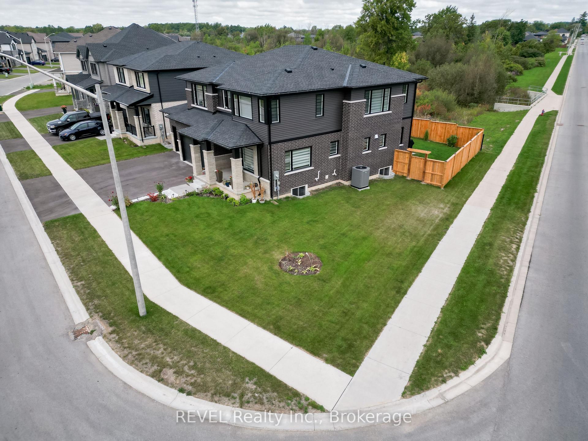 Photo 3 of 12 Westcott Road, Welland, West Welland — HOMEH