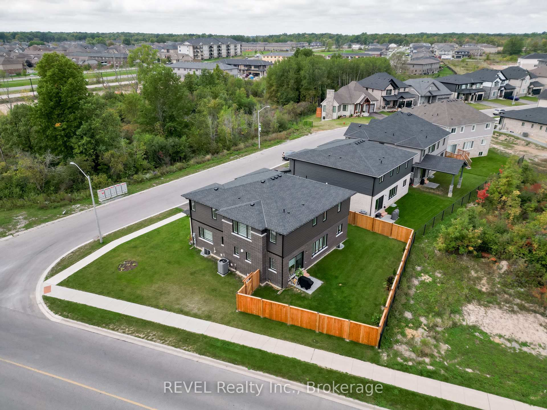 Photo 4 of 12 Westcott Road, Welland, West Welland — HOMEH