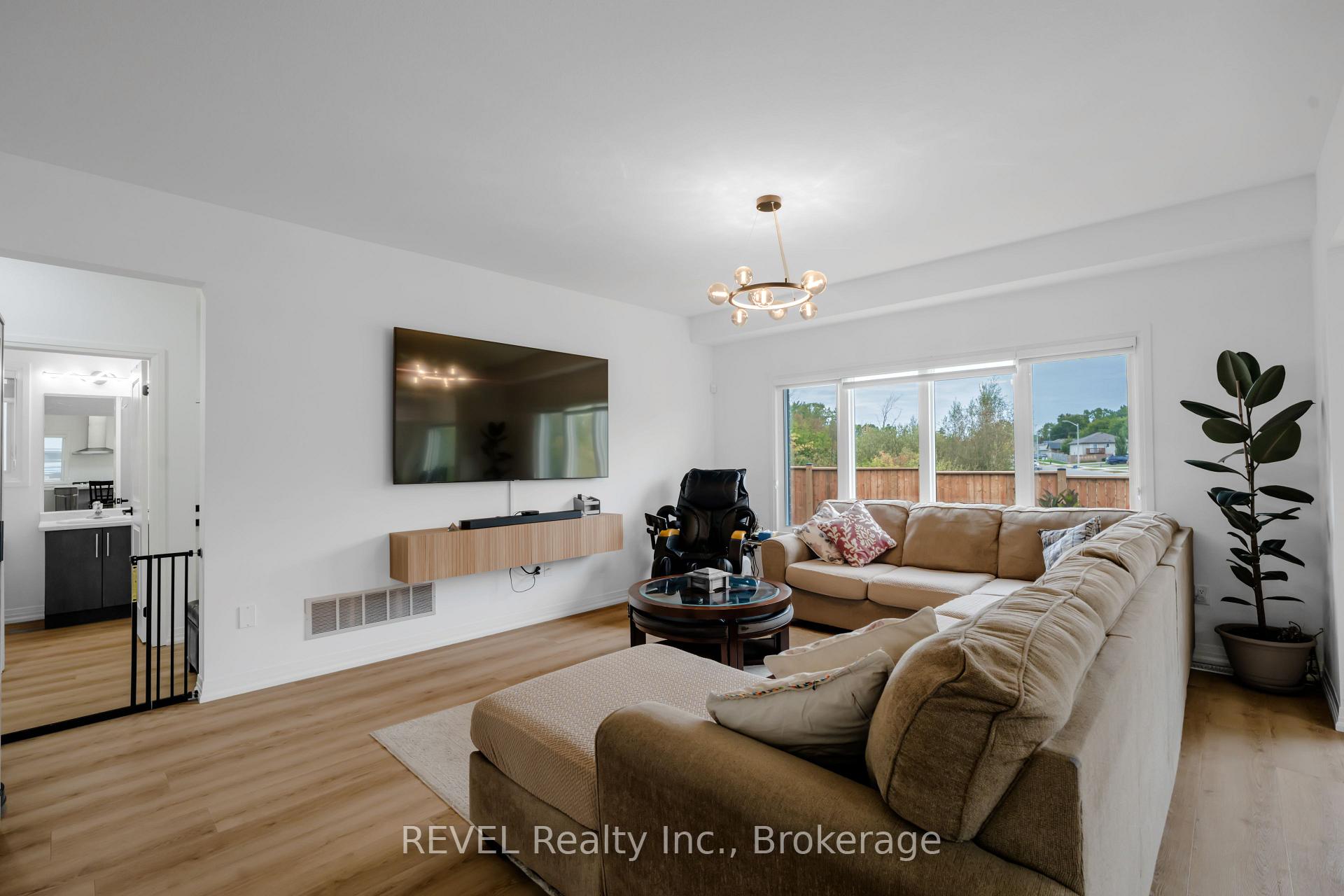 Photo 11 of 12 Westcott Road, Welland, West Welland — HOMEH