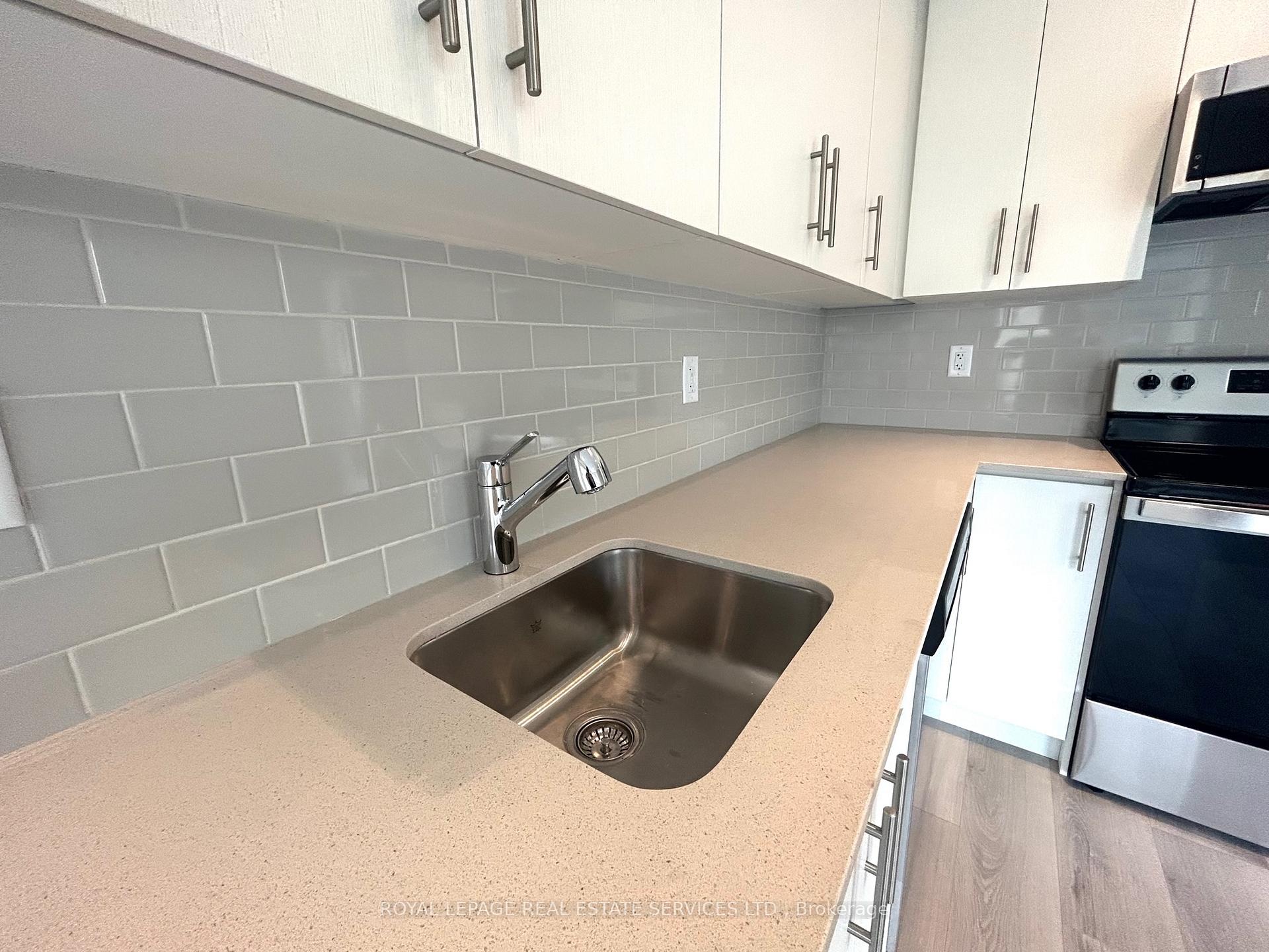 Photo 4 of Unit 18, 3405 Ridgeway Drive, Mississauga, Erin Mills — HOMEH