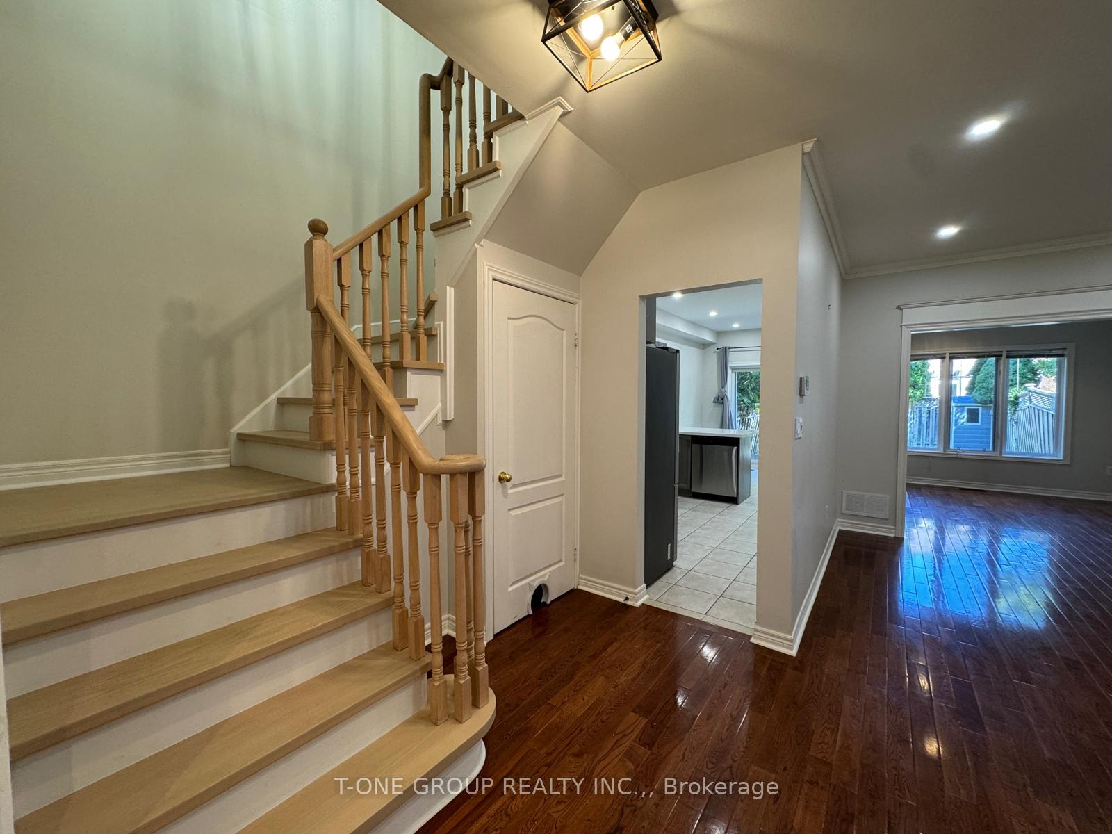 Photo 3 of 138 Denise Circle, Newmarket, Summerhill Estates — HOMEH