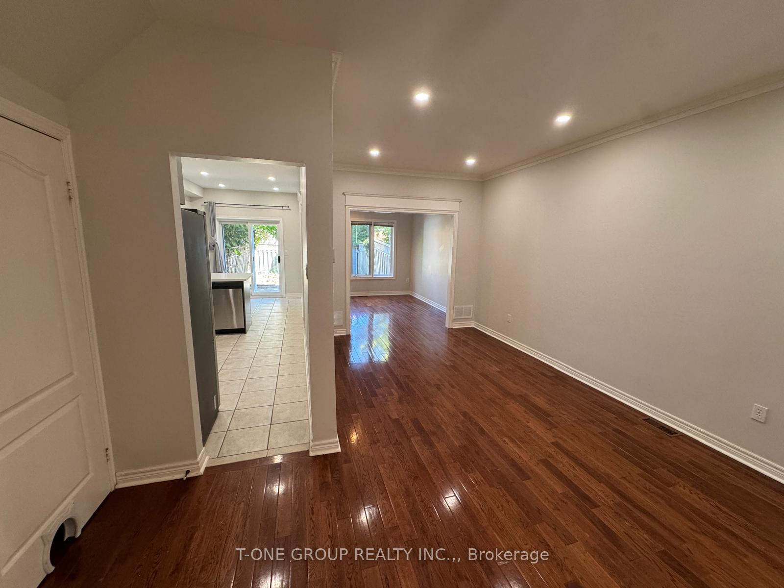 Photo 4 of 138 Denise Circle, Newmarket, Summerhill Estates — HOMEH