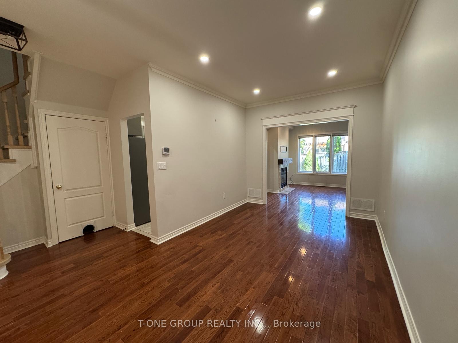 Photo 5 of 138 Denise Circle, Newmarket, Summerhill Estates — HOMEH