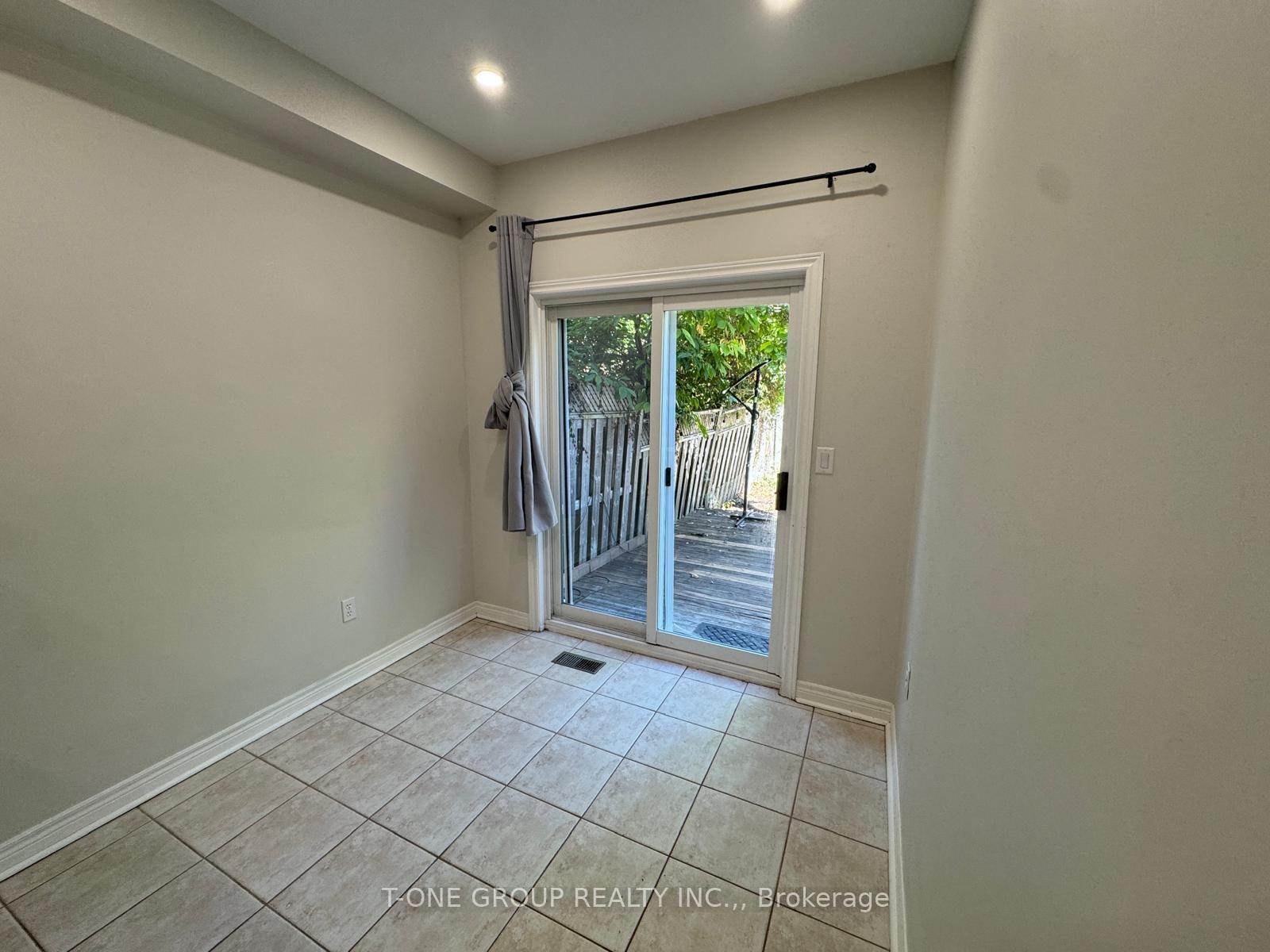 Photo 8 of 138 Denise Circle, Newmarket, Summerhill Estates — HOMEH