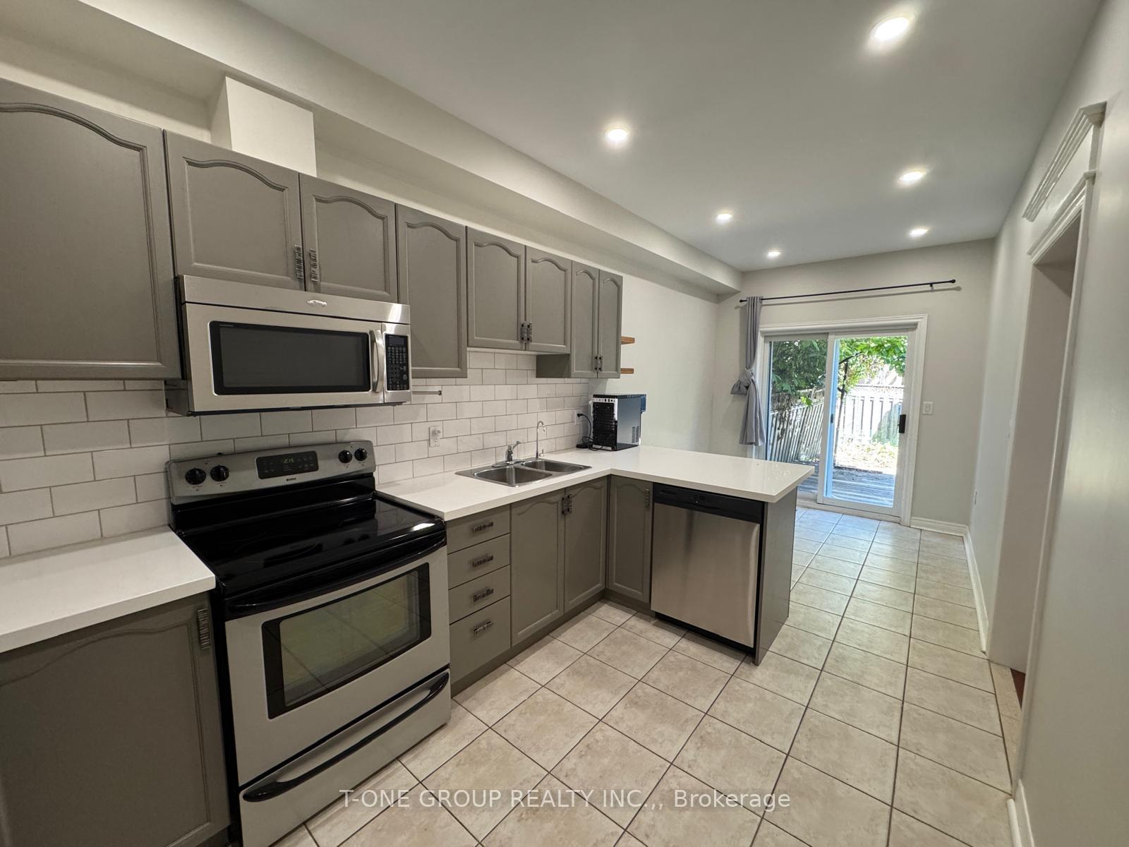 Photo 9 of 138 Denise Circle, Newmarket, Summerhill Estates — HOMEH