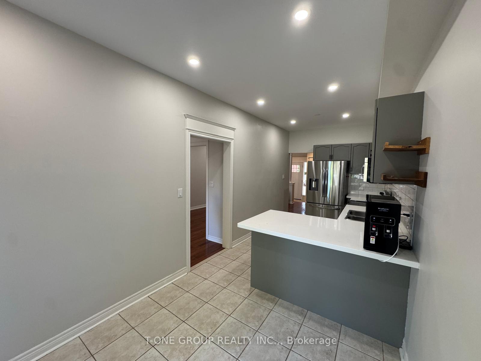 Photo 10 of 138 Denise Circle, Newmarket, Summerhill Estates — HOMEH