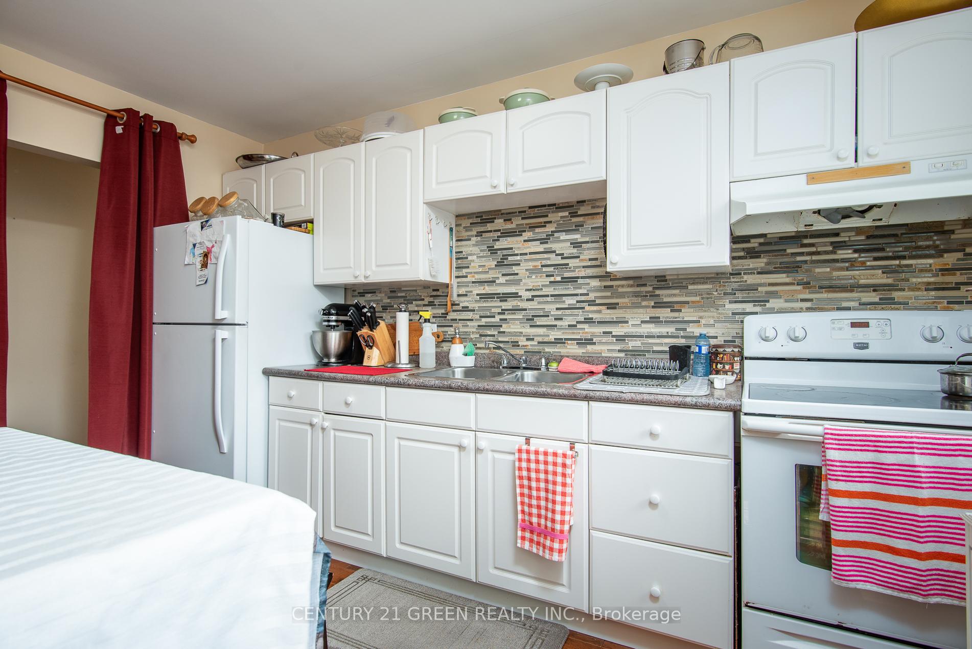 Photo 21 of 129 River Road E, Kitchener, Heritage Park/Rosemount — HOMEH