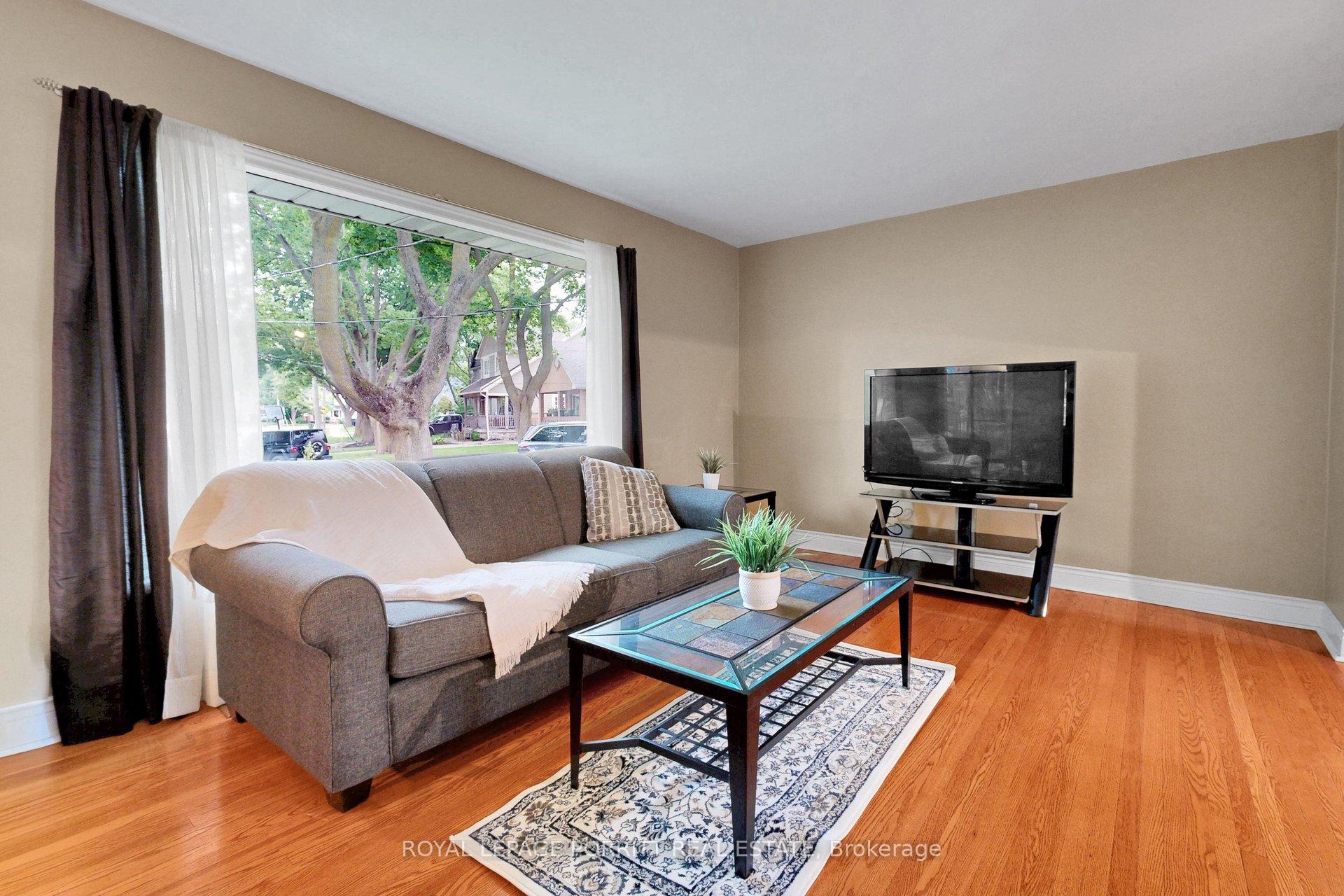 Photo 10 of 14 Heslop Drive, Etobicoke, Alderwood — HOMEH