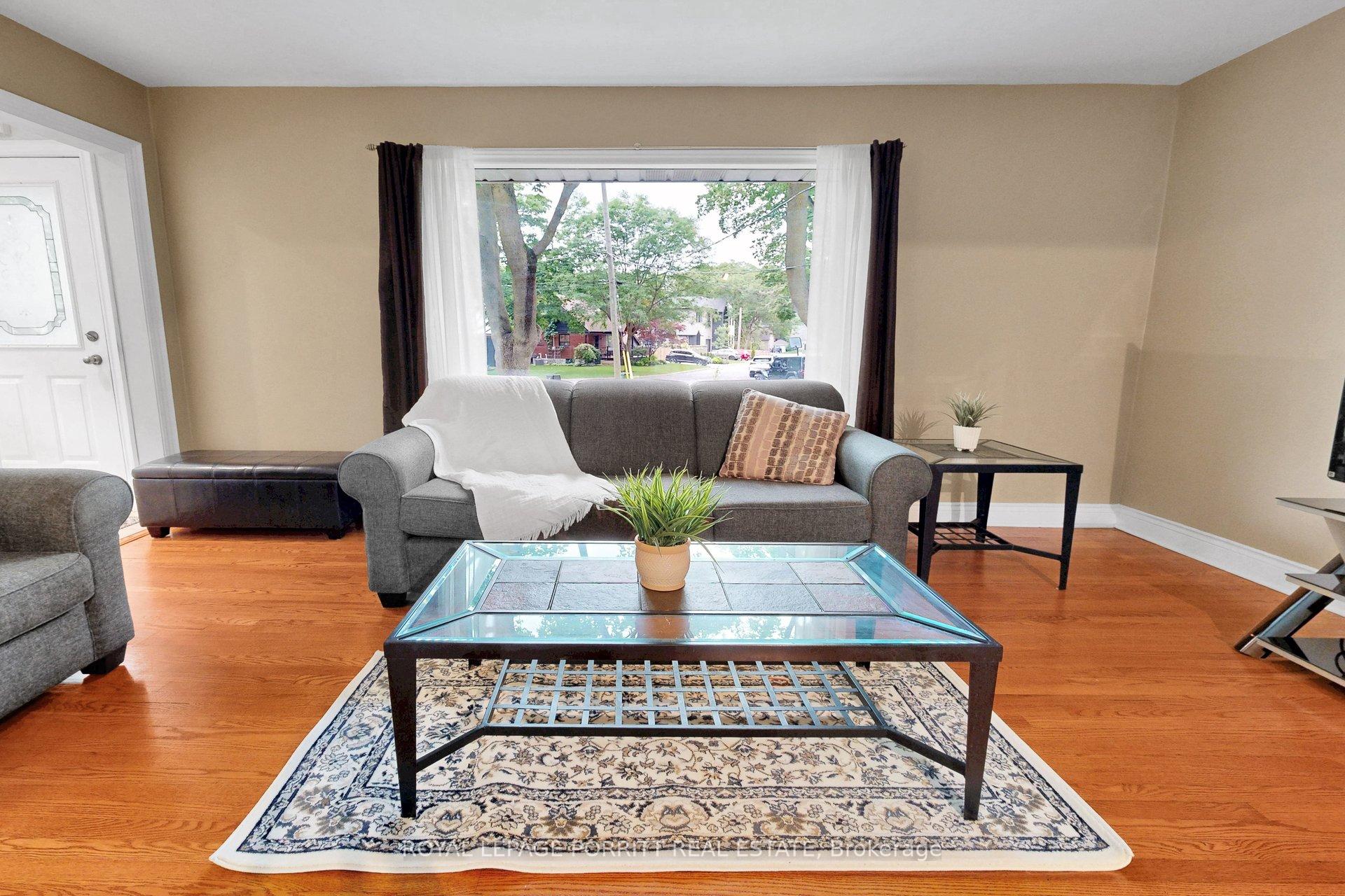 Photo 11 of 14 Heslop Drive, Etobicoke, Alderwood — HOMEH