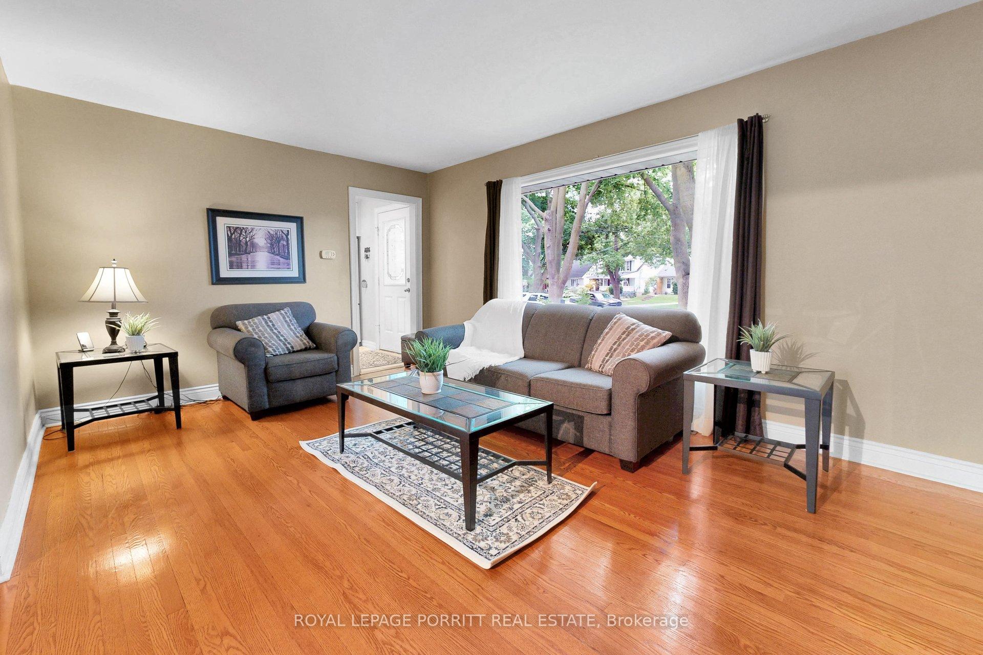 Photo 12 of 14 Heslop Drive, Etobicoke, Alderwood — HOMEH