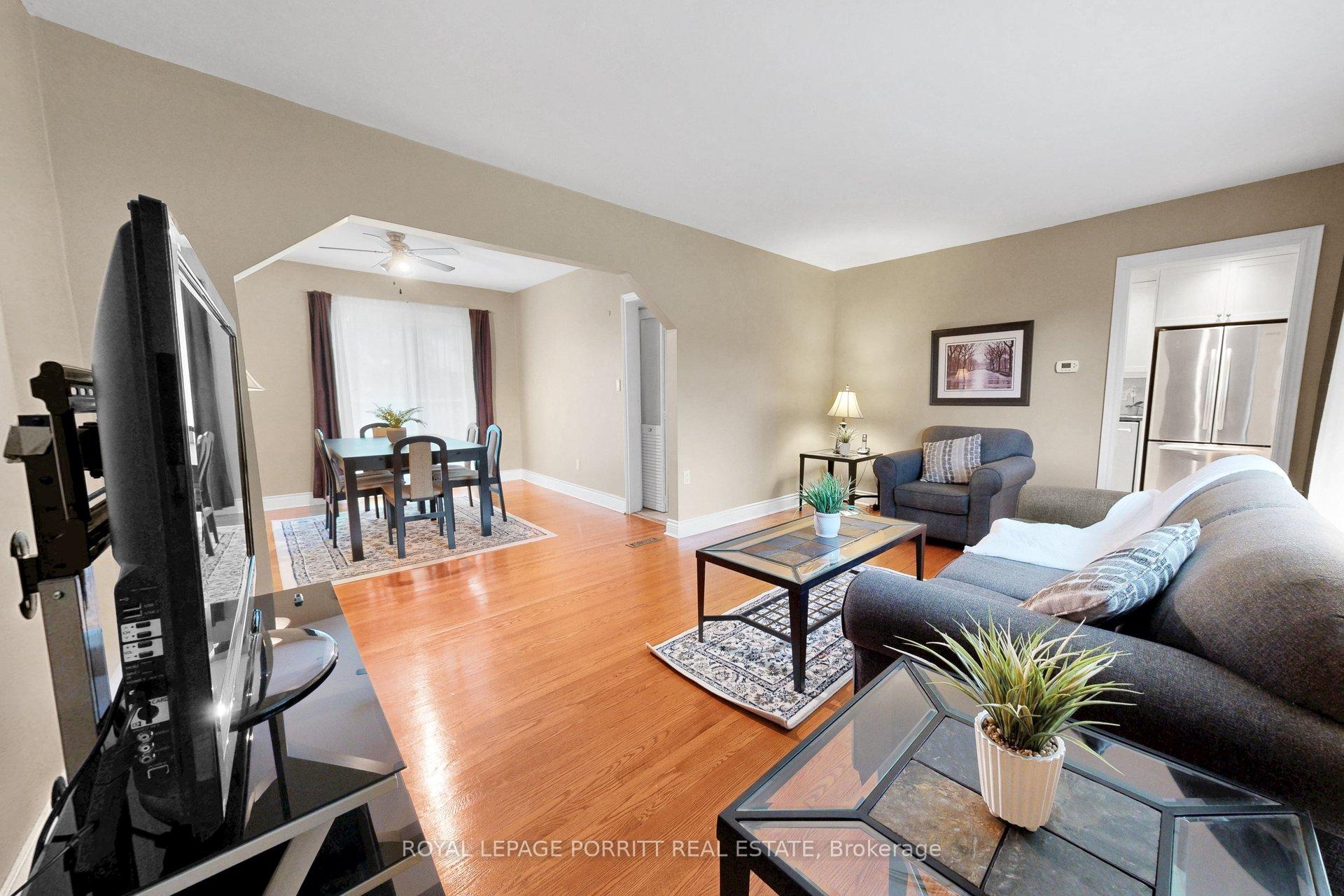 Photo 13 of 14 Heslop Drive, Etobicoke, Alderwood — HOMEH