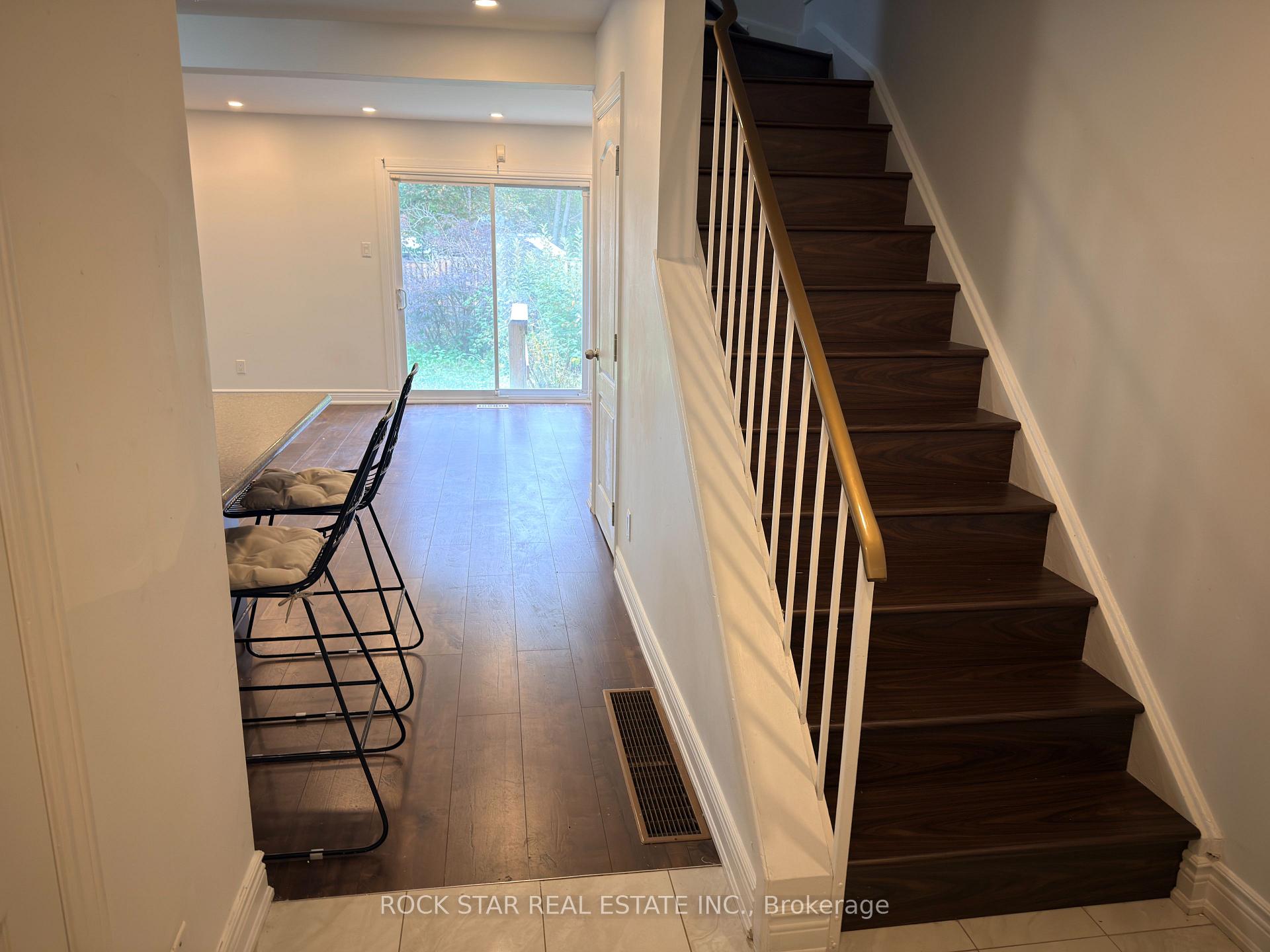 Photo 2 of Unit Upper, 15 Hardcastle Court, Brampton, Central Park — HOMEH