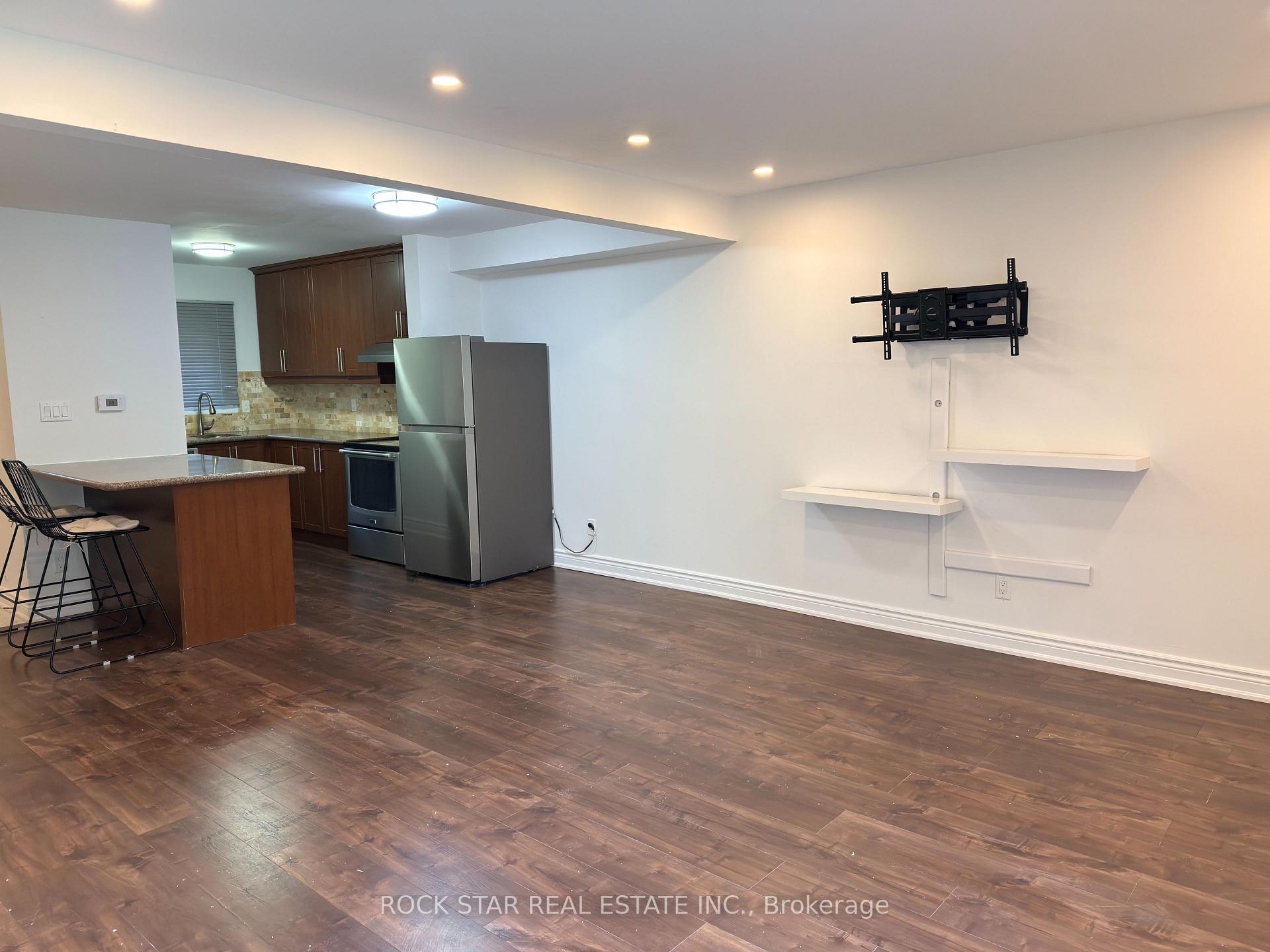 Photo 3 of Unit Upper, 15 Hardcastle Court, Brampton, Central Park — HOMEH