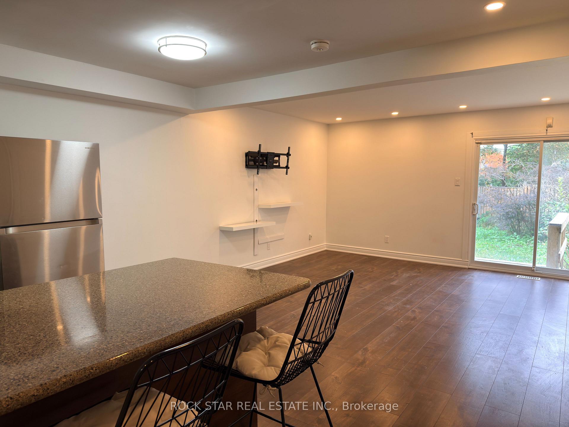 Photo 4 of Unit Upper, 15 Hardcastle Court, Brampton, Central Park — HOMEH