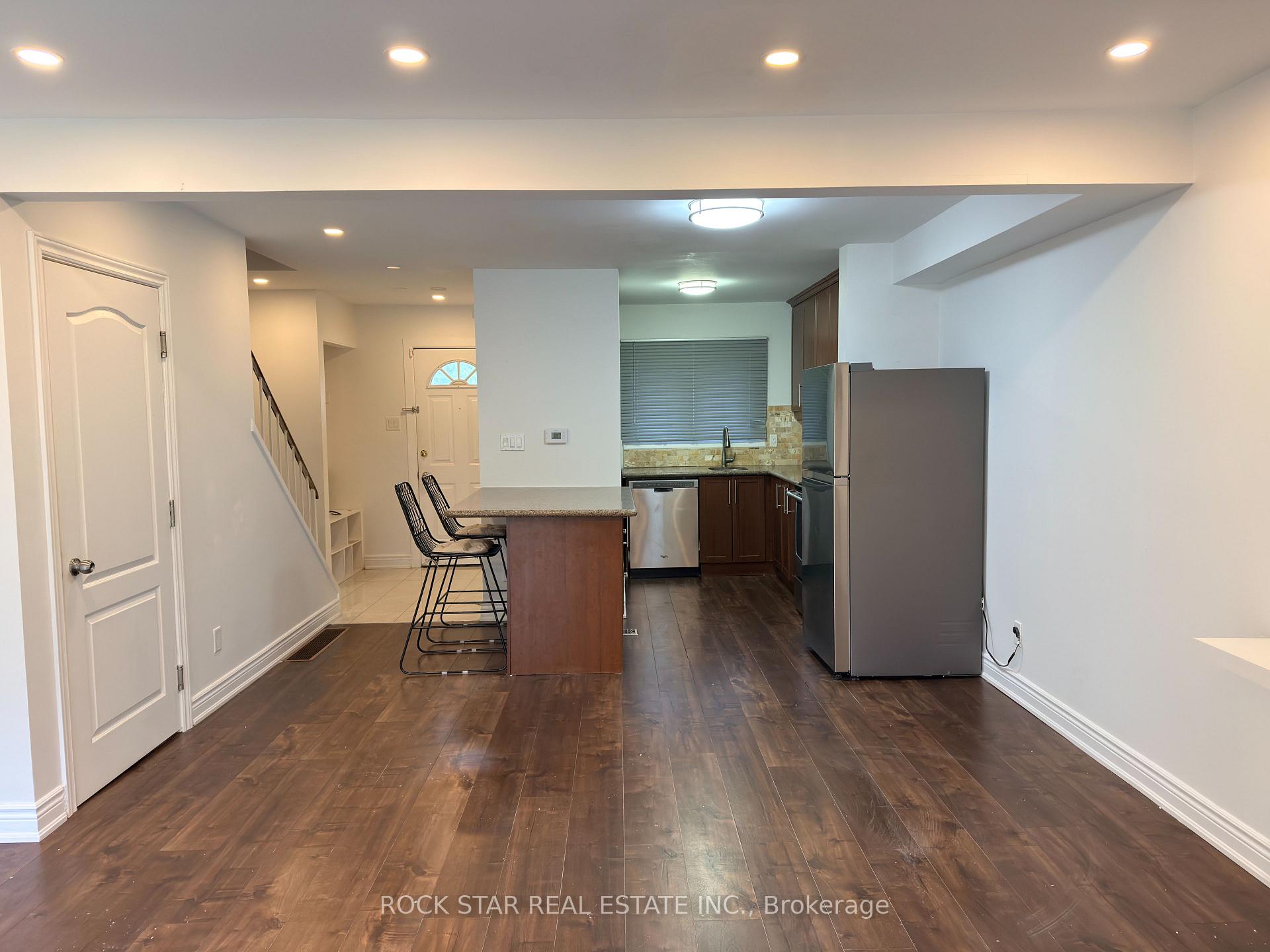 Photo 5 of Unit Upper, 15 Hardcastle Court, Brampton, Central Park — HOMEH