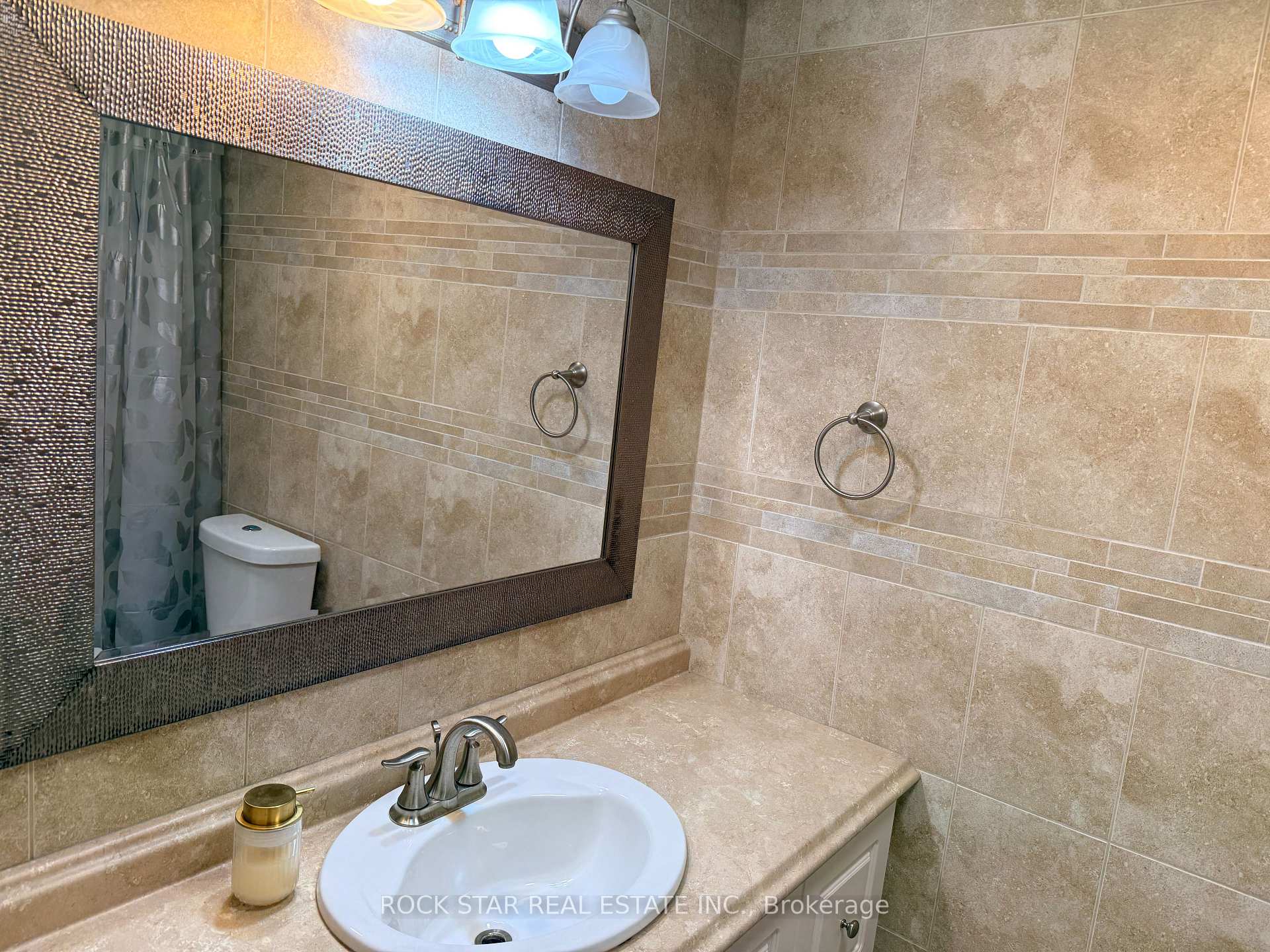Photo 8 of Unit Upper, 15 Hardcastle Court, Brampton, Central Park — HOMEH